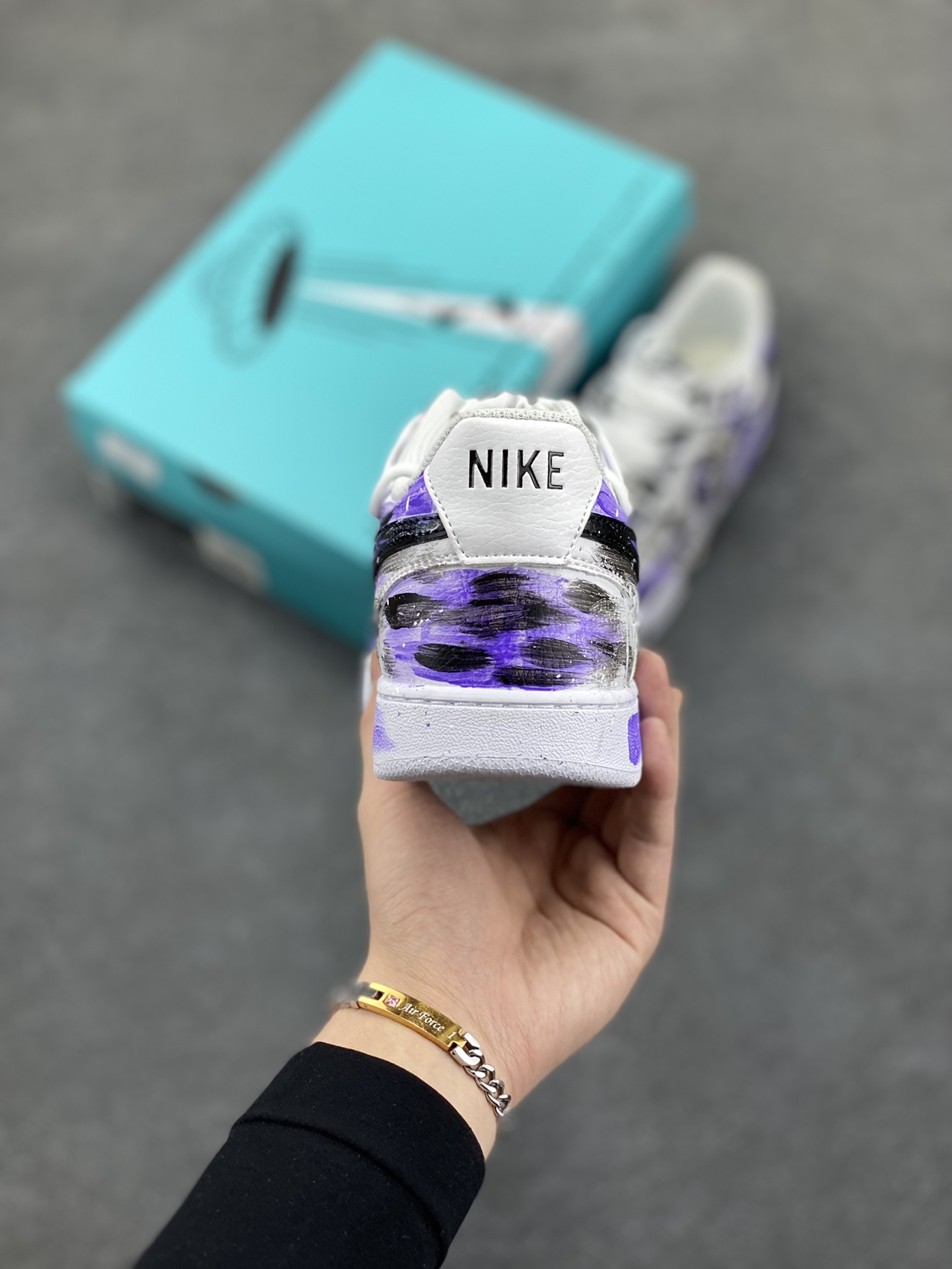 图片[4]-Nike Court Vision 1 Low“暮光魅影” 手绘涂鸦定制板鞋 《暮光魅影》是一款以吸血鬼为题材的角色扮演游戏，玩家在游戏里可以选择成为吸血鬼、狼人或者人类，去体验他们之间的爱恨情仇。 货号：DH2987-022 尺码：36 36.5 37.5 38 38.5 39 40 40.5 41 42 42.5 43 44 44.5 45-选品中心