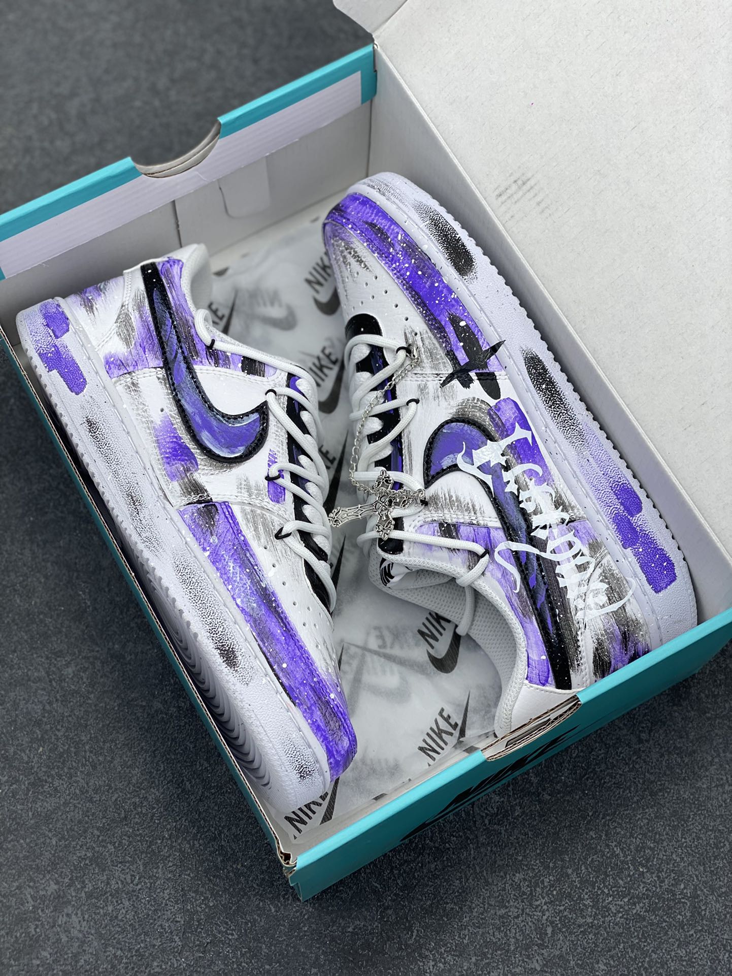 图片[9]-Nike Court Vision 1 Low“暮光魅影” 手绘涂鸦定制板鞋 《暮光魅影》是一款以吸血鬼为题材的角色扮演游戏，玩家在游戏里可以选择成为吸血鬼、狼人或者人类，去体验他们之间的爱恨情仇。 货号：DH2987-022 尺码：36 36.5 37.5 38 38.5 39 40 40.5 41 42 42.5 43 44 44.5 45-选品中心