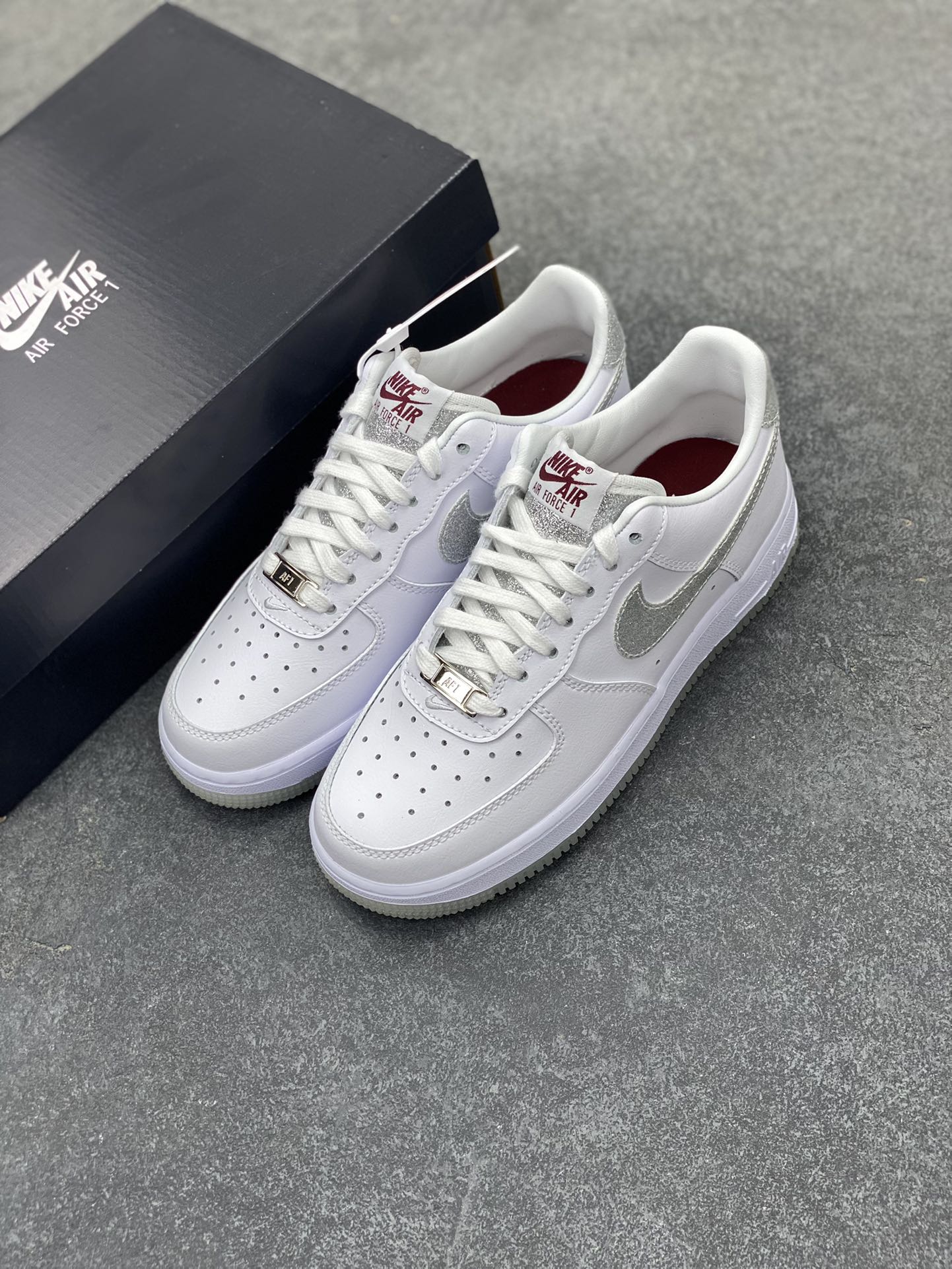 图片[8]-Nike Air Force 1 Low 07 白银闪钩 原楦头原纸板 打造纯正低帮空军版型 专注外贸渠道 全掌内置蜂窝气垫 原盒配件 原厂中底钢印、拉帮完美 货号：HQ3461-191 尺码：36 36.5 37.5 38 38.5 39 40 40.5 41 42 42.5 43 44 44.5 45-选品中心