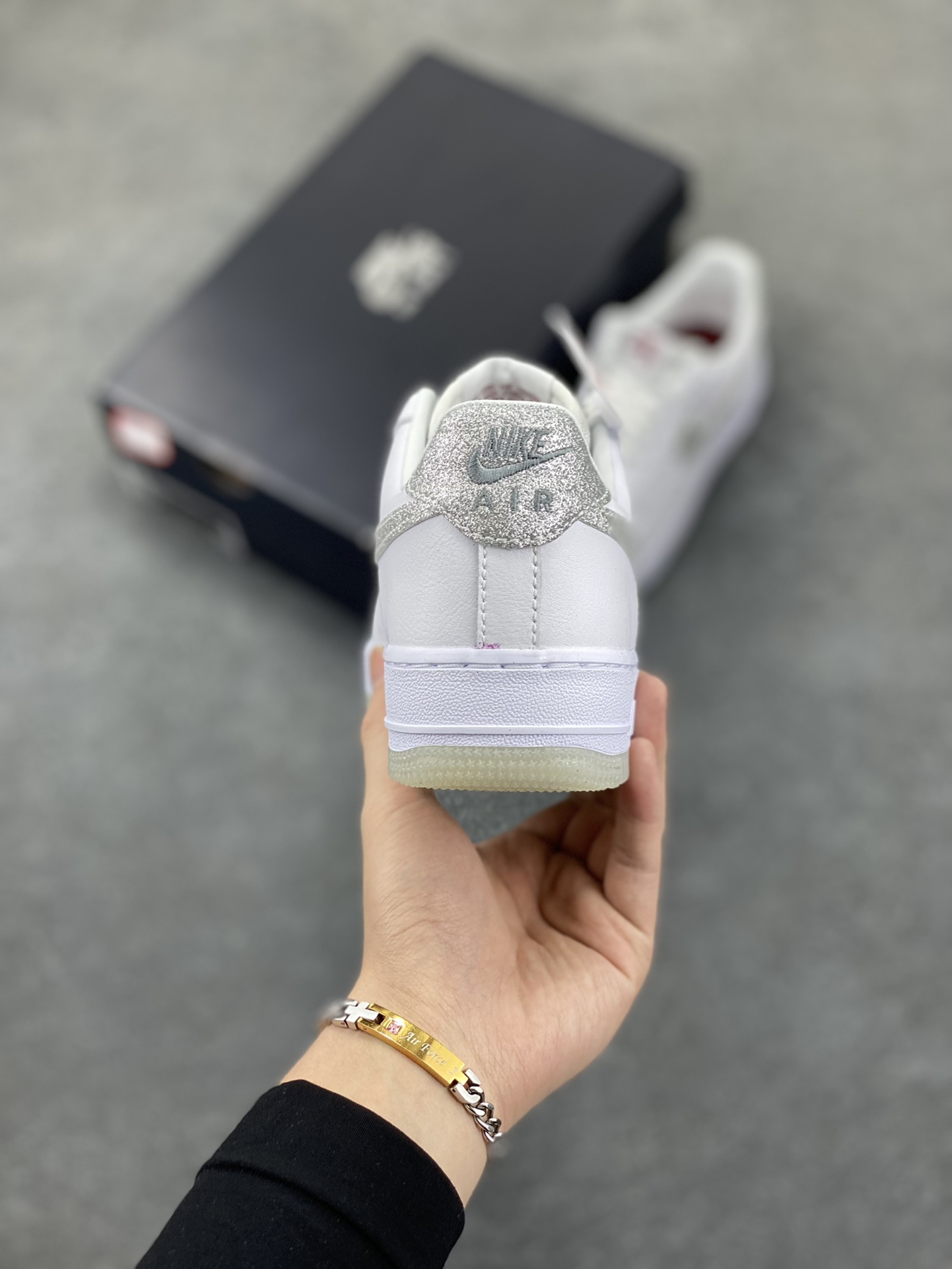 图片[4]-Nike Air Force 1 Low 07 白银闪钩 原楦头原纸板 打造纯正低帮空军版型 专注外贸渠道 全掌内置蜂窝气垫 原盒配件 原厂中底钢印、拉帮完美 货号：HQ3461-191 尺码：36 36.5 37.5 38 38.5 39 40 40.5 41 42 42.5 43 44 44.5 45-选品中心