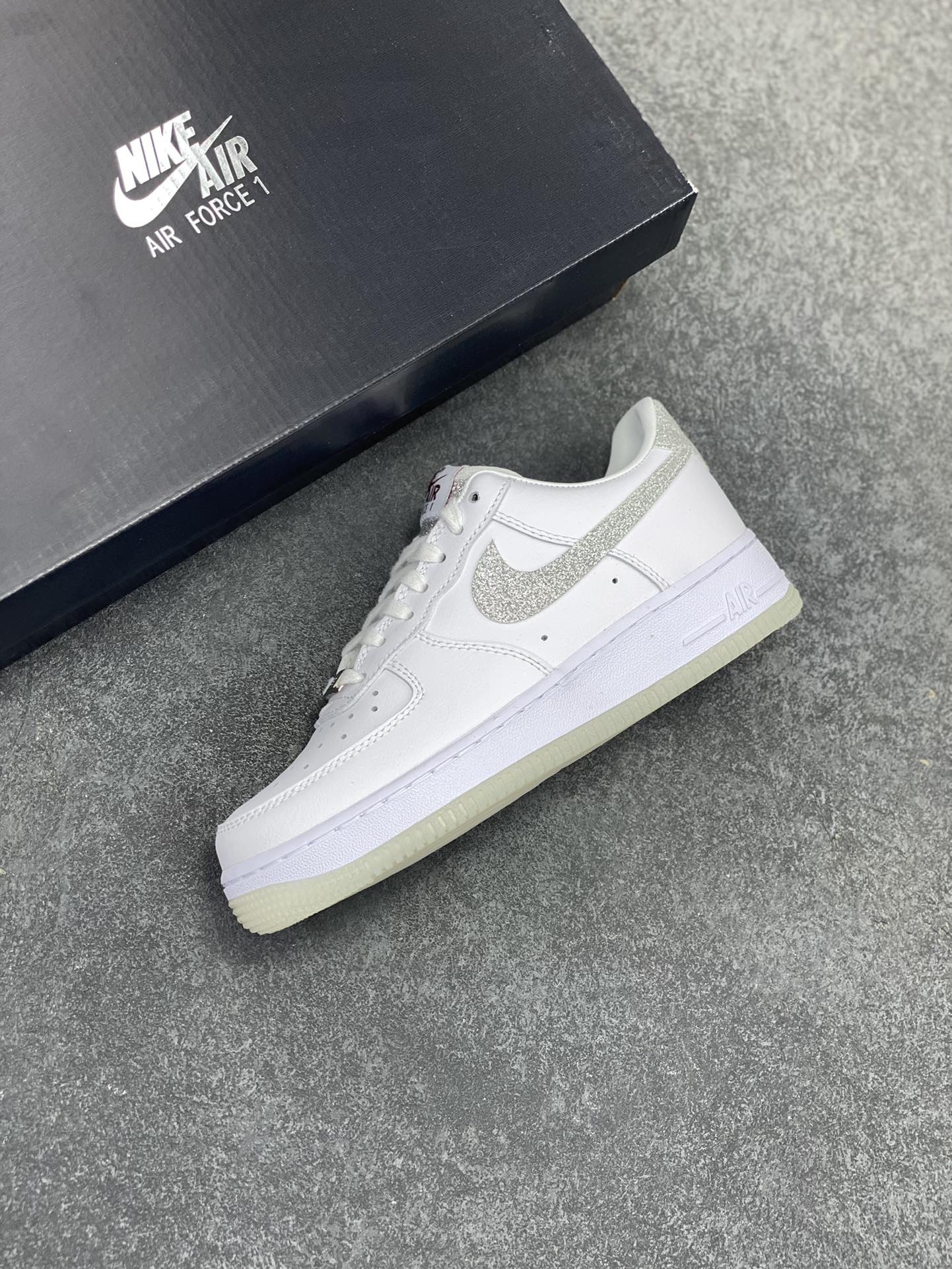图片[7]-Nike Air Force 1 Low 07 白银闪钩 原楦头原纸板 打造纯正低帮空军版型 专注外贸渠道 全掌内置蜂窝气垫 原盒配件 原厂中底钢印、拉帮完美 货号：HQ3461-191 尺码：36 36.5 37.5 38 38.5 39 40 40.5 41 42 42.5 43 44 44.5 45-选品中心