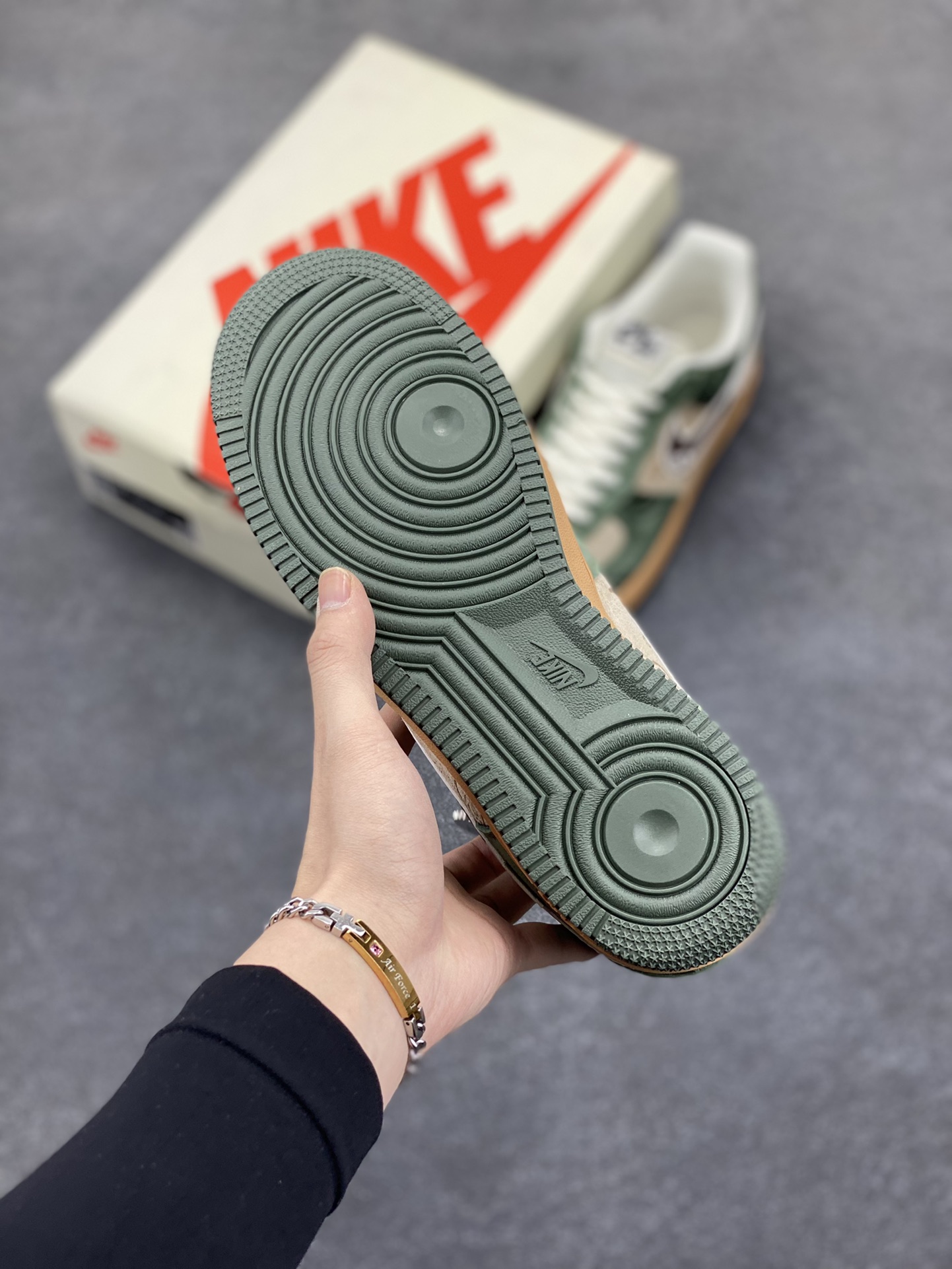 图片[5]-NIke Air Force 1 \’07 Low “Supreme联名——做旧涂鸦”空军一号 低帮 运动鞋 休闲鞋 折边针车 工艺难度大 原楦头原纸板 原装鞋盒 定制五金配件 内置全掌气垫 原厂鞋底 货号：DF0188-024 尺码：36 36.5 37.5 38 38.5 39 40 40.5 41 42 42.5 43 44 44.5 45-选品中心