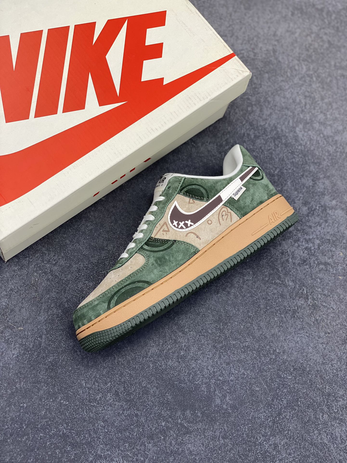 图片[7]-NIke Air Force 1 \’07 Low “Supreme联名——做旧涂鸦”空军一号 低帮 运动鞋 休闲鞋 折边针车 工艺难度大 原楦头原纸板 原装鞋盒 定制五金配件 内置全掌气垫 原厂鞋底 货号：DF0188-024 尺码：36 36.5 37.5 38 38.5 39 40 40.5 41 42 42.5 43 44 44.5 45-选品中心