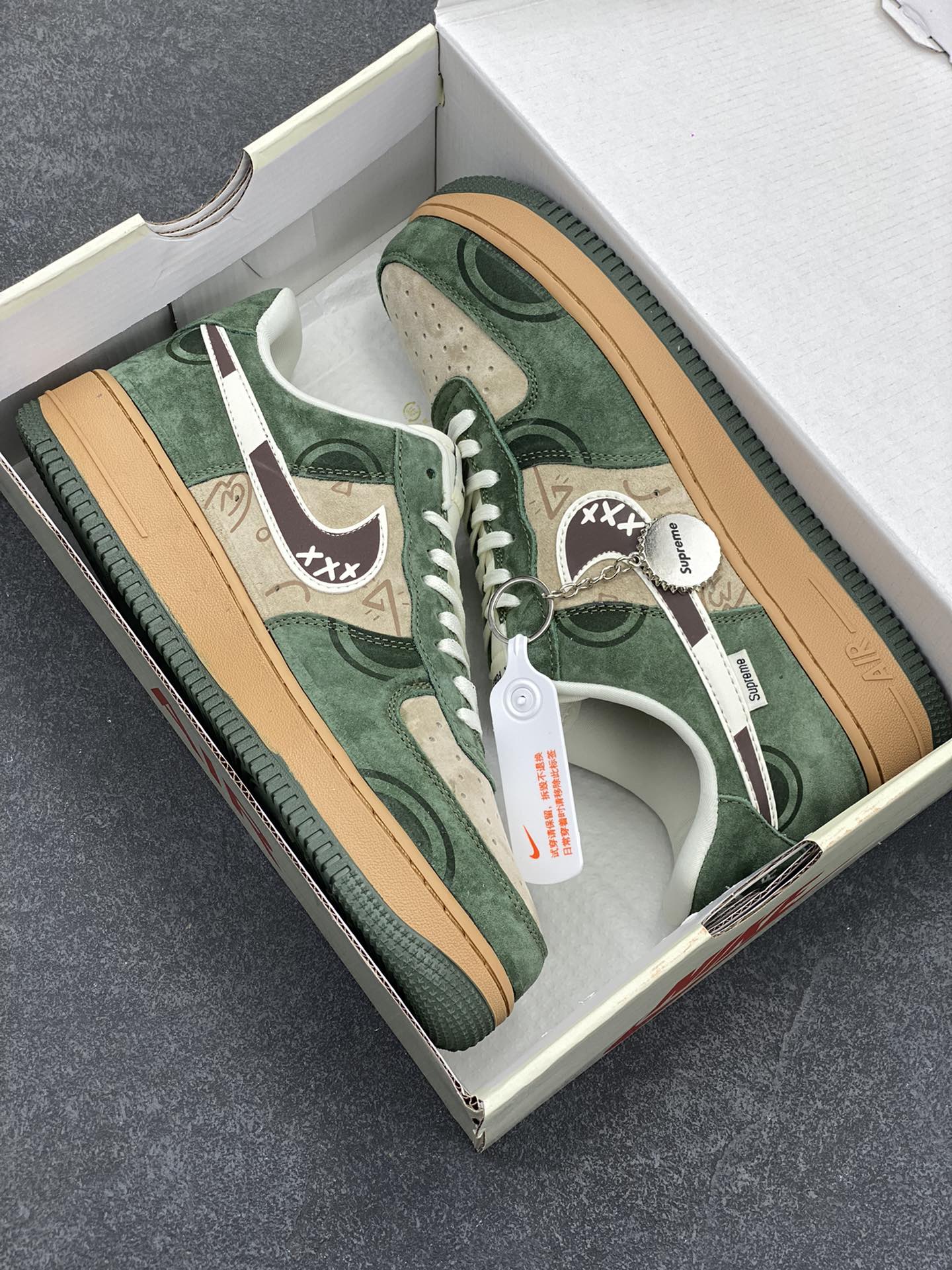 图片[9]-NIke Air Force 1 \’07 Low “Supreme联名——做旧涂鸦”空军一号 低帮 运动鞋 休闲鞋 折边针车 工艺难度大 原楦头原纸板 原装鞋盒 定制五金配件 内置全掌气垫 原厂鞋底 货号：DF0188-024 尺码：36 36.5 37.5 38 38.5 39 40 40.5 41 42 42.5 43 44 44.5 45-选品中心