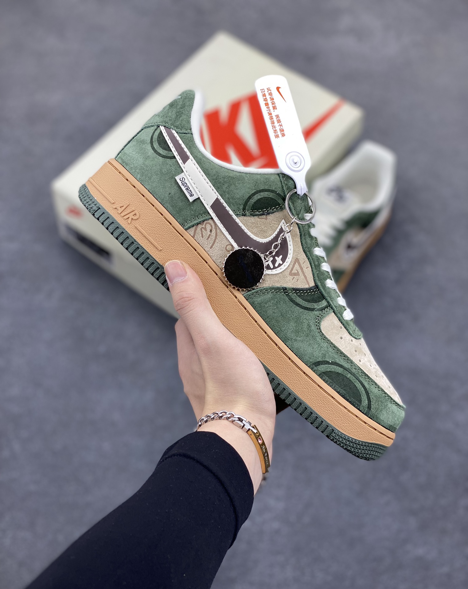 NIke Air Force 1 \'07 Low “Supreme联名——做旧涂鸦”空军一号 低帮 运动鞋 休闲鞋 折边针车 工艺难度大 原楦头原纸板 原装鞋盒 定制五金配件 内置全掌气垫 原厂鞋底 货号：DF0188-024 尺码：36 36.5 37.5 38 38.5 39 40 40.5 41 42 42.5 43 44 44.5 45-选品中心