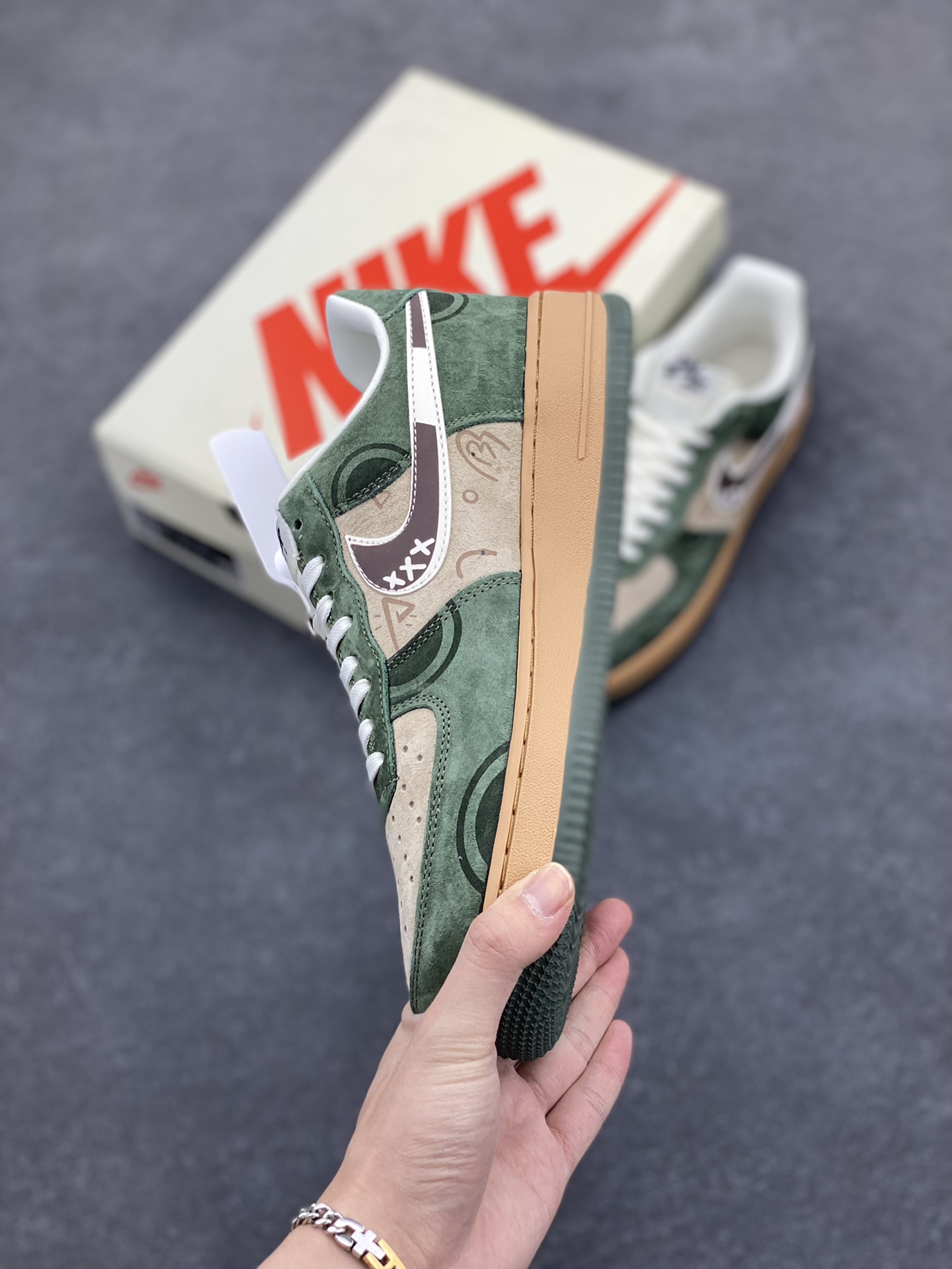 图片[3]-NIke Air Force 1 \’07 Low “Supreme联名——做旧涂鸦”空军一号 低帮 运动鞋 休闲鞋 折边针车 工艺难度大 原楦头原纸板 原装鞋盒 定制五金配件 内置全掌气垫 原厂鞋底 货号：DF0188-024 尺码：36 36.5 37.5 38 38.5 39 40 40.5 41 42 42.5 43 44 44.5 45-选品中心
