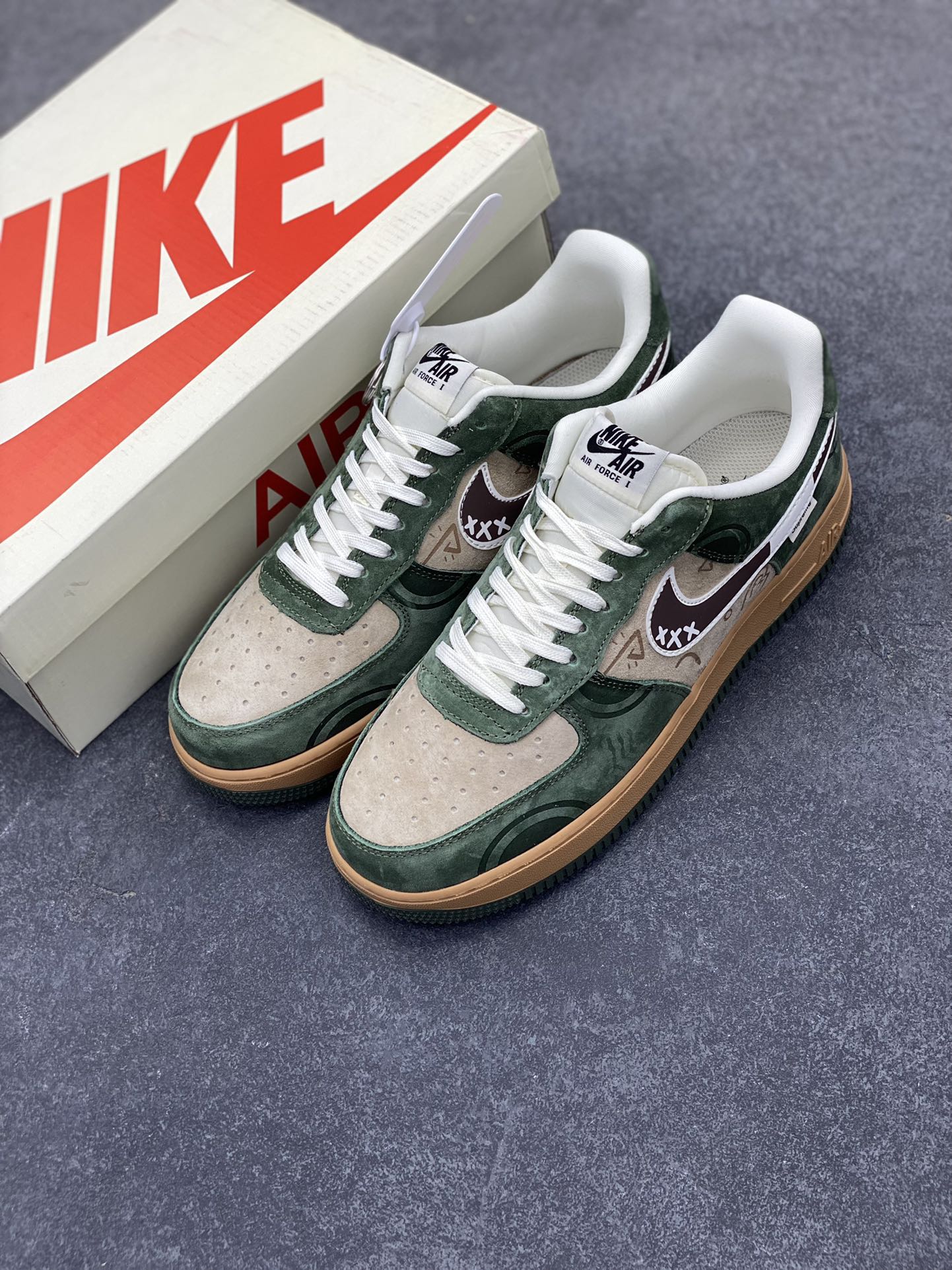 图片[8]-NIke Air Force 1 \’07 Low “Supreme联名——做旧涂鸦”空军一号 低帮 运动鞋 休闲鞋 折边针车 工艺难度大 原楦头原纸板 原装鞋盒 定制五金配件 内置全掌气垫 原厂鞋底 货号：DF0188-024 尺码：36 36.5 37.5 38 38.5 39 40 40.5 41 42 42.5 43 44 44.5 45-选品中心