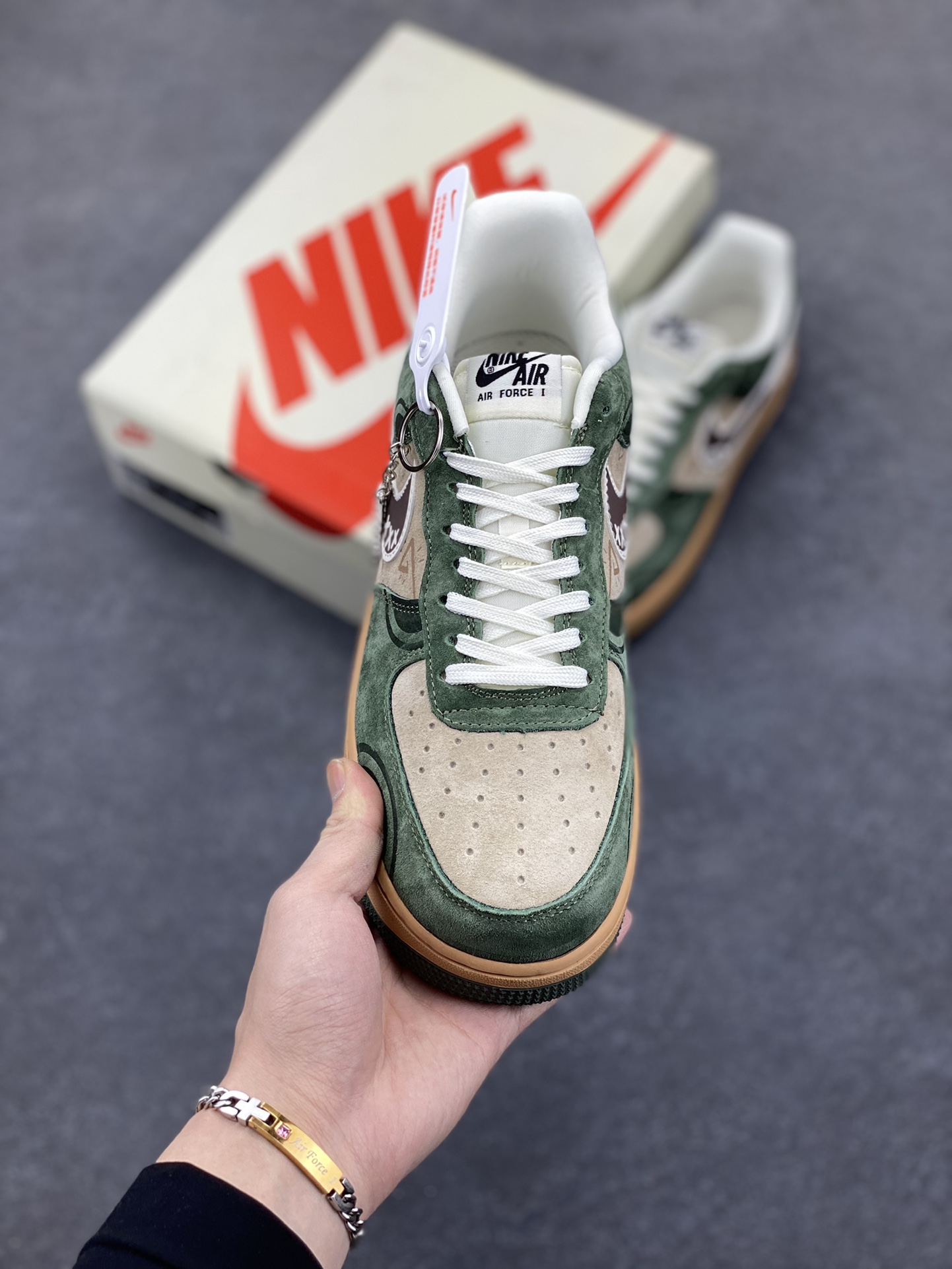 图片[2]-NIke Air Force 1 \’07 Low “Supreme联名——做旧涂鸦”空军一号 低帮 运动鞋 休闲鞋 折边针车 工艺难度大 原楦头原纸板 原装鞋盒 定制五金配件 内置全掌气垫 原厂鞋底 货号：DF0188-024 尺码：36 36.5 37.5 38 38.5 39 40 40.5 41 42 42.5 43 44 44.5 45-选品中心