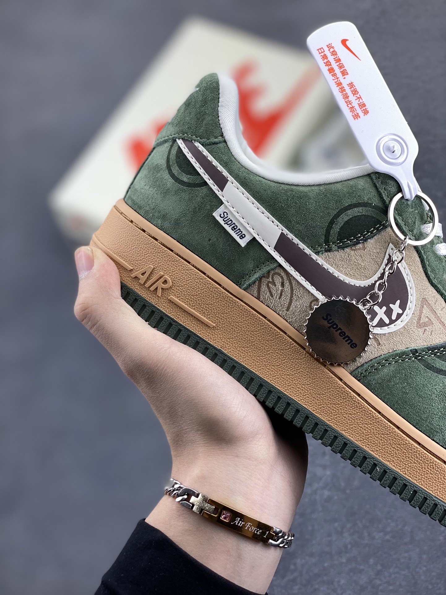 图片[6]-NIke Air Force 1 \’07 Low “Supreme联名——做旧涂鸦”空军一号 低帮 运动鞋 休闲鞋 折边针车 工艺难度大 原楦头原纸板 原装鞋盒 定制五金配件 内置全掌气垫 原厂鞋底 货号：DF0188-024 尺码：36 36.5 37.5 38 38.5 39 40 40.5 41 42 42.5 43 44 44.5 45-选品中心