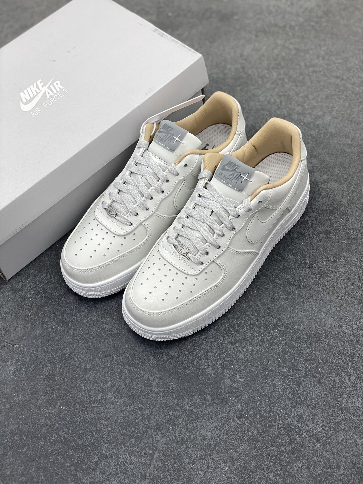 图片[8]-Nike Air Force 1\’ 07 原楦头原纸板 打造纯正空军版型 专注外贸渠道 全掌内置蜂窝气垫 #原盒配件 原厂中底钢印、拉帮完美 货号：IB1406-111 尺码：36 36.5 37.5 38 38.5 39 40 40.5 41 42 42.5 43 44 44.5 45-选品中心