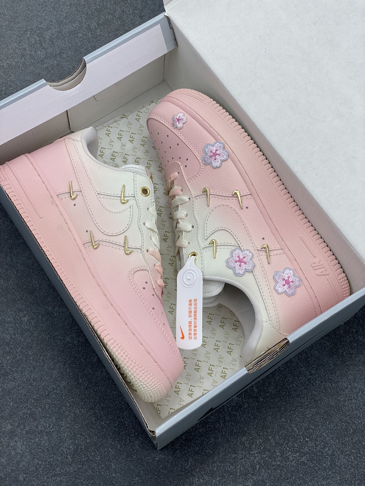 图片[9]-“樱花之恋”✨订制空军一号板鞋 该定制版球鞋选用原鞋款为Nike Air Force 1\’07 空军一号低帮休闲板鞋，以粉色樱花为灵感，这款耐克鞋将春日的美好融入设计，柔和的粉色调仿佛樱花盛开，每一步都散发着浪漫气息。无论是日常穿搭还是运动出行，都能让你成为春日里最亮眼的存在。 货号：FC3654-121 尺码：36 36.5 37.5 38 38.5 39 40 40.5 41 42-选品中心