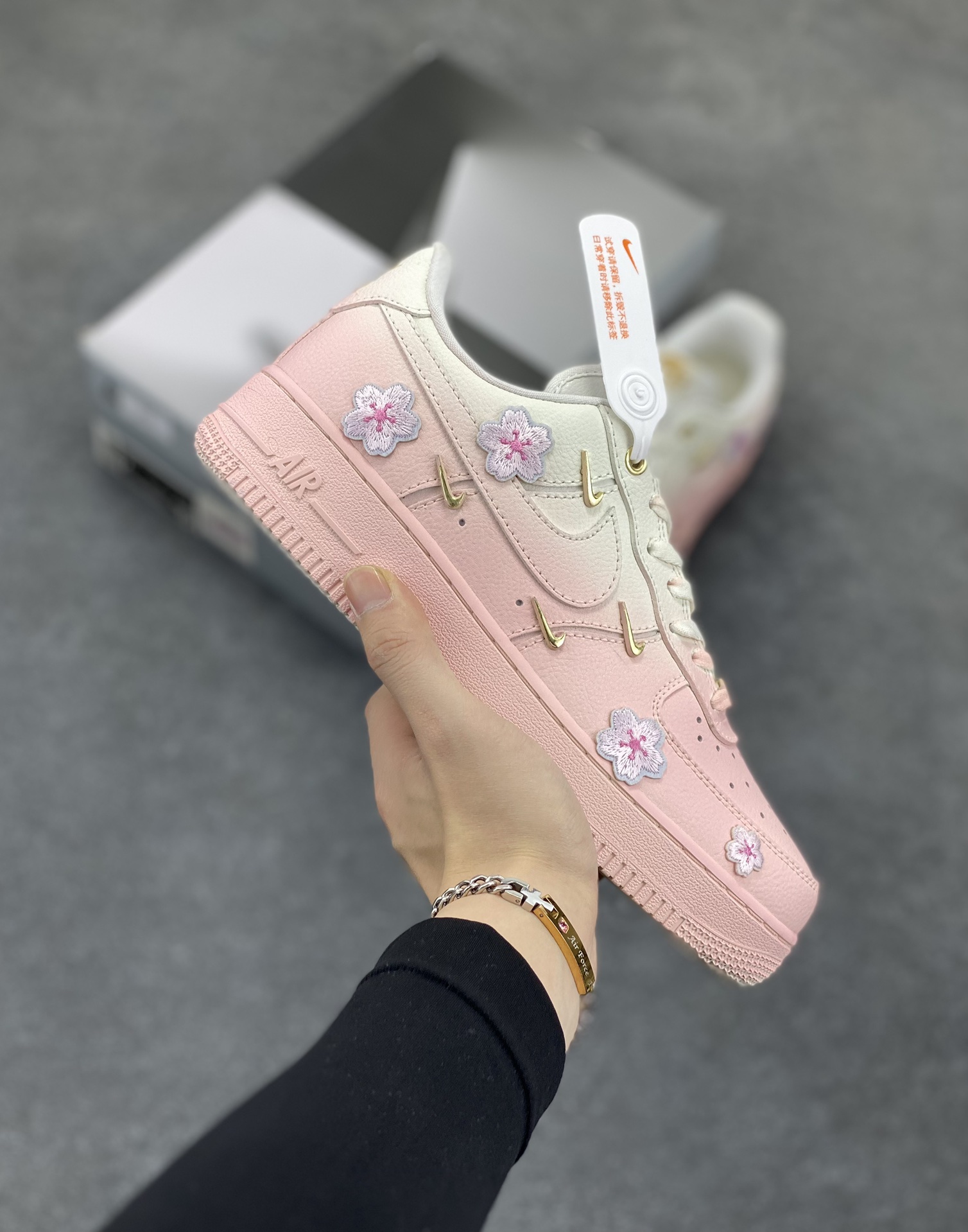 “樱花之恋”✨订制空军一号板鞋 该定制版球鞋选用原鞋款为Nike Air Force 1\'07 空军一号低帮休闲板鞋，以粉色樱花为灵感，这款耐克鞋将春日的美好融入设计，柔和的粉色调仿佛樱花盛开，每一步都散发着浪漫气息。无论是日常穿搭还是运动出行，都能让你成为春日里最亮眼的存在。 货号：FC3654-121 尺码：36 36.5 37.5 38 38.5 39 40 40.5 41 42-选品中心