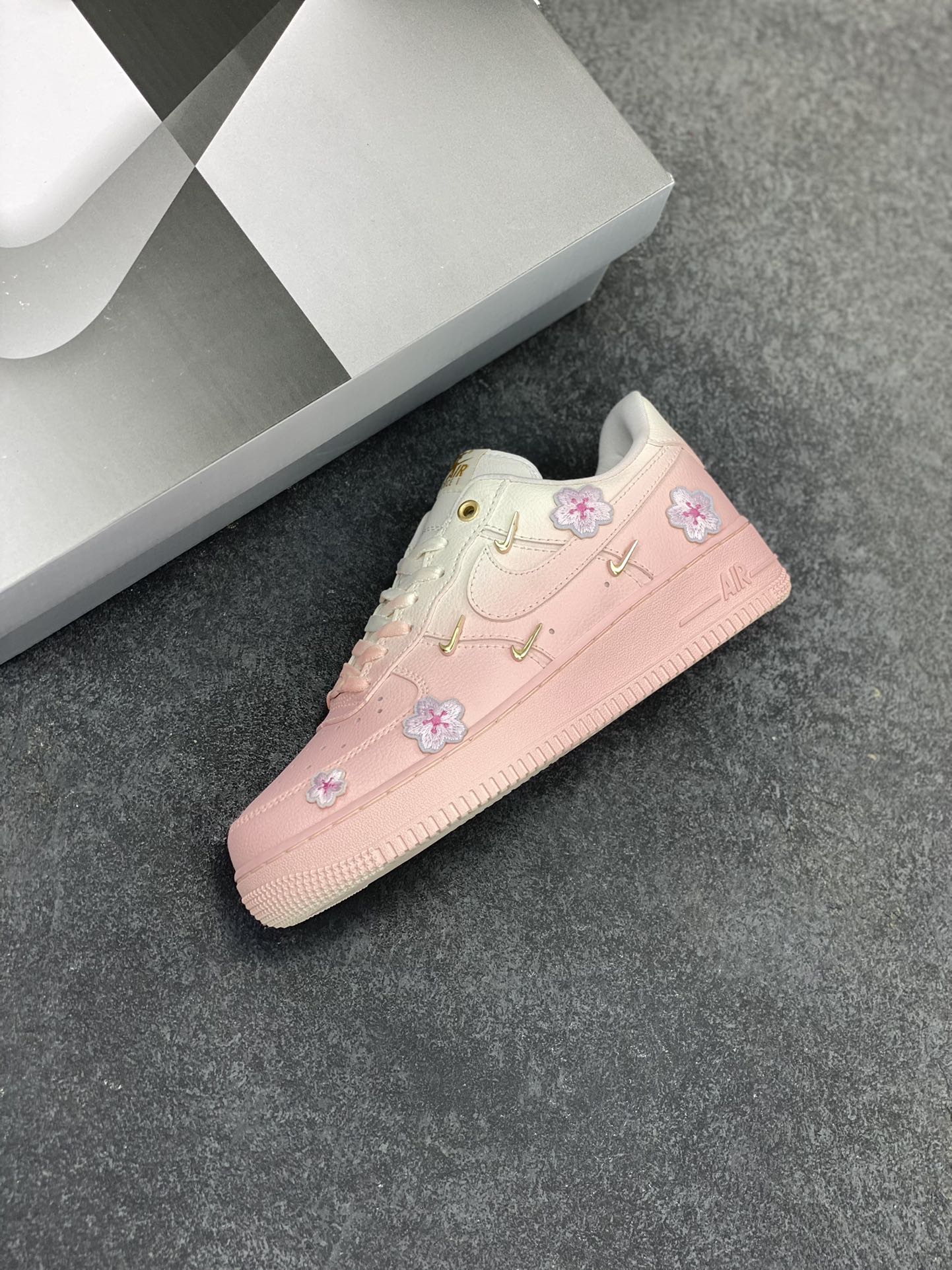 图片[7]-“樱花之恋”✨订制空军一号板鞋 该定制版球鞋选用原鞋款为Nike Air Force 1\’07 空军一号低帮休闲板鞋，以粉色樱花为灵感，这款耐克鞋将春日的美好融入设计，柔和的粉色调仿佛樱花盛开，每一步都散发着浪漫气息。无论是日常穿搭还是运动出行，都能让你成为春日里最亮眼的存在。 货号：FC3654-121 尺码：36 36.5 37.5 38 38.5 39 40 40.5 41 42-选品中心
