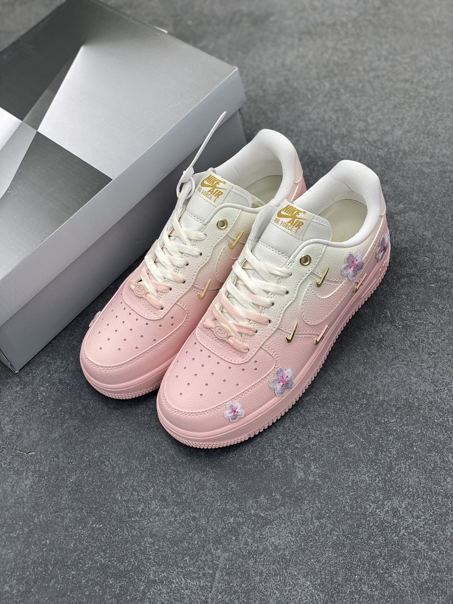 图片[8]-“樱花之恋”✨订制空军一号板鞋 该定制版球鞋选用原鞋款为Nike Air Force 1\’07 空军一号低帮休闲板鞋，以粉色樱花为灵感，这款耐克鞋将春日的美好融入设计，柔和的粉色调仿佛樱花盛开，每一步都散发着浪漫气息。无论是日常穿搭还是运动出行，都能让你成为春日里最亮眼的存在。 货号：FC3654-121 尺码：36 36.5 37.5 38 38.5 39 40 40.5 41 42-选品中心