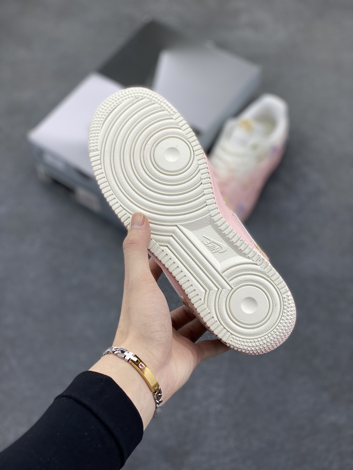 图片[5]-“樱花之恋”✨订制空军一号板鞋 该定制版球鞋选用原鞋款为Nike Air Force 1\’07 空军一号低帮休闲板鞋，以粉色樱花为灵感，这款耐克鞋将春日的美好融入设计，柔和的粉色调仿佛樱花盛开，每一步都散发着浪漫气息。无论是日常穿搭还是运动出行，都能让你成为春日里最亮眼的存在。 货号：FC3654-121 尺码：36 36.5 37.5 38 38.5 39 40 40.5 41 42-选品中心