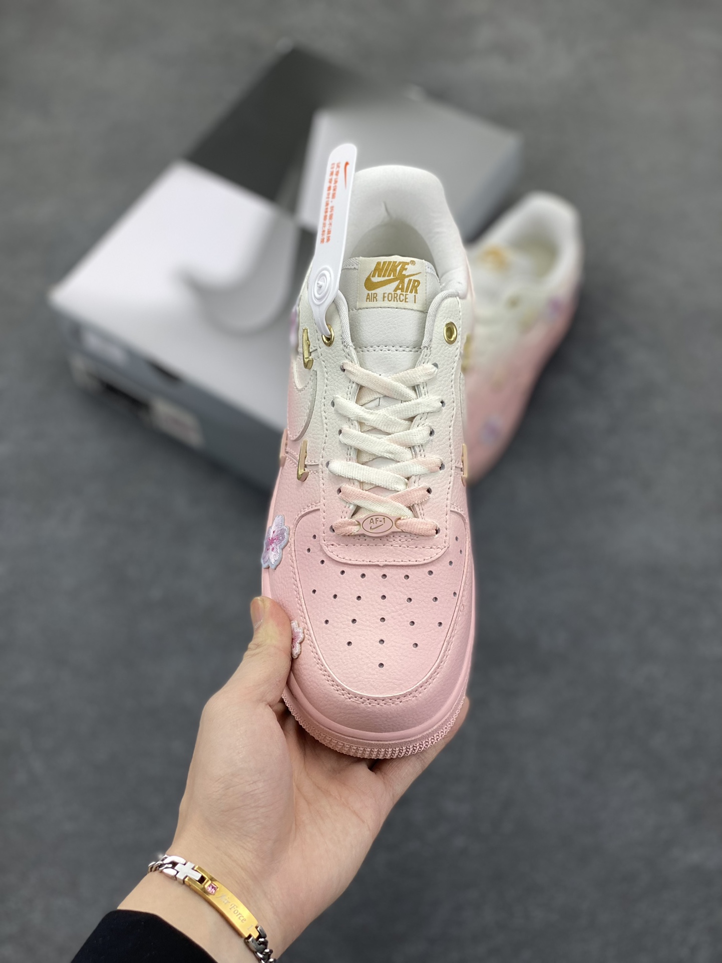 图片[2]-“樱花之恋”✨订制空军一号板鞋 该定制版球鞋选用原鞋款为Nike Air Force 1\’07 空军一号低帮休闲板鞋，以粉色樱花为灵感，这款耐克鞋将春日的美好融入设计，柔和的粉色调仿佛樱花盛开，每一步都散发着浪漫气息。无论是日常穿搭还是运动出行，都能让你成为春日里最亮眼的存在。 货号：FC3654-121 尺码：36 36.5 37.5 38 38.5 39 40 40.5 41 42-选品中心