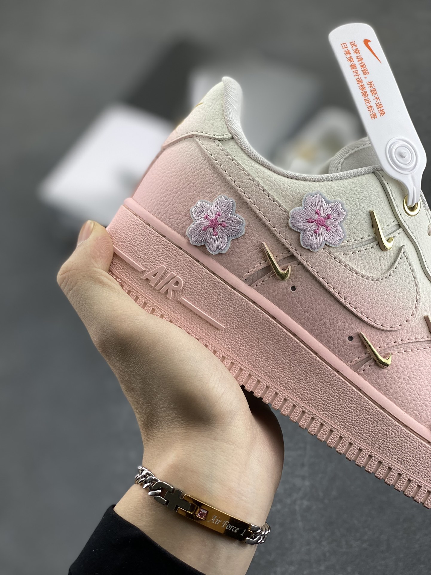 图片[6]-“樱花之恋”✨订制空军一号板鞋 该定制版球鞋选用原鞋款为Nike Air Force 1\’07 空军一号低帮休闲板鞋，以粉色樱花为灵感，这款耐克鞋将春日的美好融入设计，柔和的粉色调仿佛樱花盛开，每一步都散发着浪漫气息。无论是日常穿搭还是运动出行，都能让你成为春日里最亮眼的存在。 货号：FC3654-121 尺码：36 36.5 37.5 38 38.5 39 40 40.5 41 42-选品中心