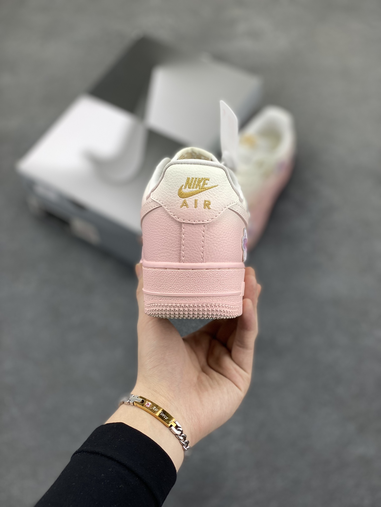 图片[4]-“樱花之恋”✨订制空军一号板鞋 该定制版球鞋选用原鞋款为Nike Air Force 1\’07 空军一号低帮休闲板鞋，以粉色樱花为灵感，这款耐克鞋将春日的美好融入设计，柔和的粉色调仿佛樱花盛开，每一步都散发着浪漫气息。无论是日常穿搭还是运动出行，都能让你成为春日里最亮眼的存在。 货号：FC3654-121 尺码：36 36.5 37.5 38 38.5 39 40 40.5 41 42-选品中心