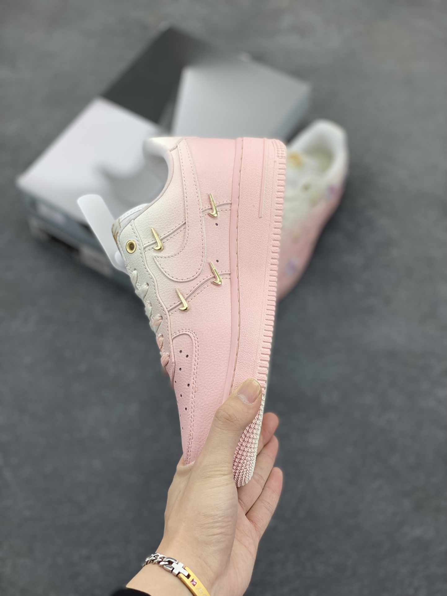 图片[3]-“樱花之恋”✨订制空军一号板鞋 该定制版球鞋选用原鞋款为Nike Air Force 1\’07 空军一号低帮休闲板鞋，以粉色樱花为灵感，这款耐克鞋将春日的美好融入设计，柔和的粉色调仿佛樱花盛开，每一步都散发着浪漫气息。无论是日常穿搭还是运动出行，都能让你成为春日里最亮眼的存在。 货号：FC3654-121 尺码：36 36.5 37.5 38 38.5 39 40 40.5 41 42-选品中心