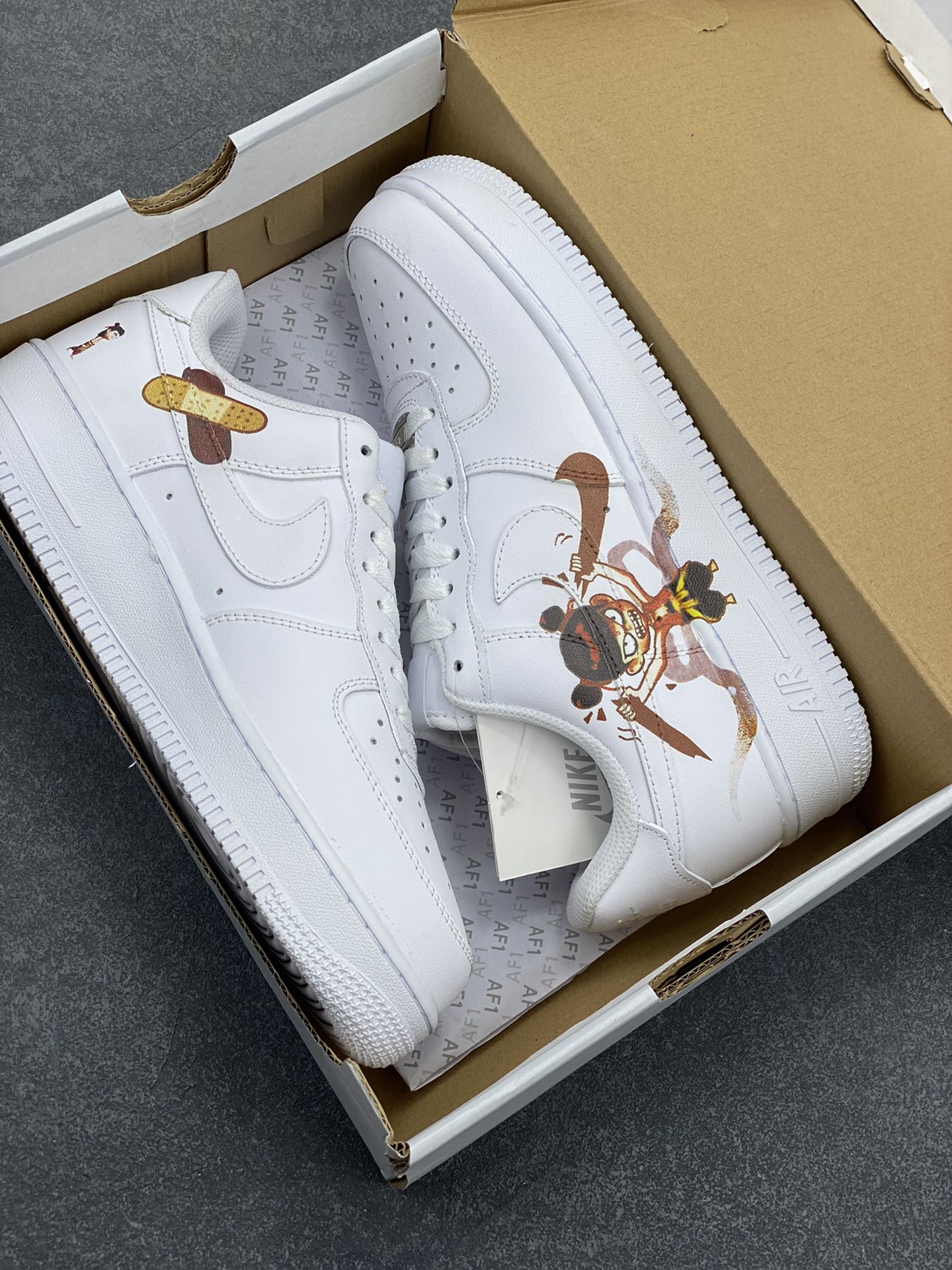 图片[9]-Air Force 1 Low 哪吒手绘涂鸦 原楦头原纸板 打造纯正空军版型 #专注外贸渠道 全掌内置蜂窝气垫 #原盒配件 原厂中底钢印、拉帮完美 货号：HF1058-133 尺码：36 36.5 37.5 38 38.5 39 40 40.5 41 42 42.5 43 44 44.5 45-选品中心