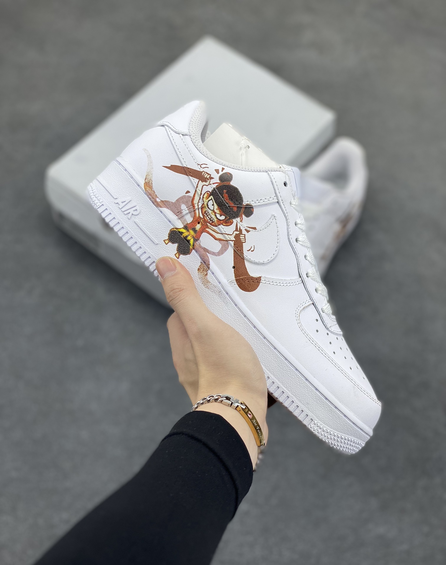 Air Force 1 Low 哪吒手绘涂鸦 原楦头原纸板 打造纯正空军版型 #专注外贸渠道 全掌内置蜂窝气垫 #原盒配件 原厂中底钢印、拉帮完美 货号：HF1058-133 尺码：36 36.5 37.5 38 38.5 39 40 40.5 41 42 42.5 43 44 44.5 45-选品中心