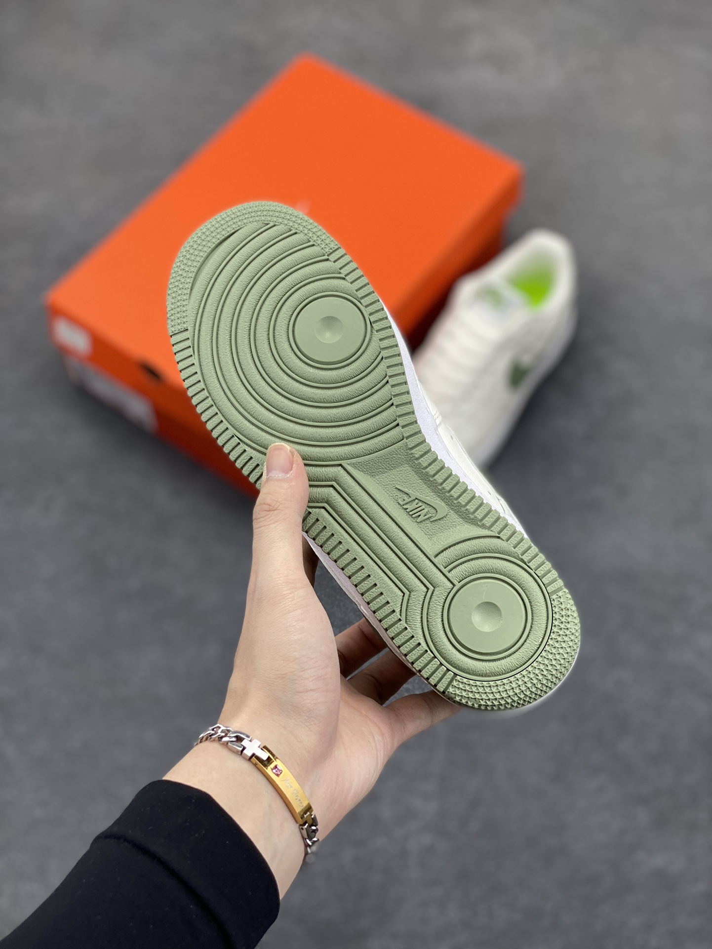 图片[5]-福利特价 Nike Air Force 1 Low 白绿 原楦头原纸板 打造纯正空军版型 专注外贸渠道 全掌内置蜂窝气垫 原盒配件 原厂中底钢印、拉帮完美 货号：DV3808-106 尺码：36 36.5 37.5 38 38.5 39 40 40.5 41 42 42.5 43 44 44.5 45-选品中心