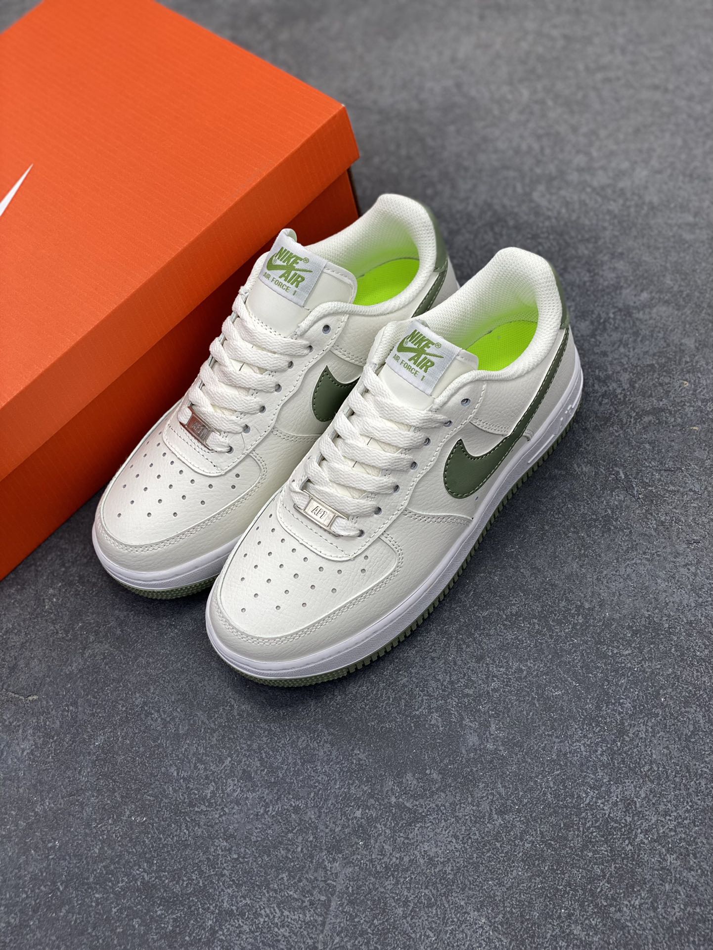 图片[8]-福利特价 Nike Air Force 1 Low 白绿 原楦头原纸板 打造纯正空军版型 专注外贸渠道 全掌内置蜂窝气垫 原盒配件 原厂中底钢印、拉帮完美 货号：DV3808-106 尺码：36 36.5 37.5 38 38.5 39 40 40.5 41 42 42.5 43 44 44.5 45-选品中心
