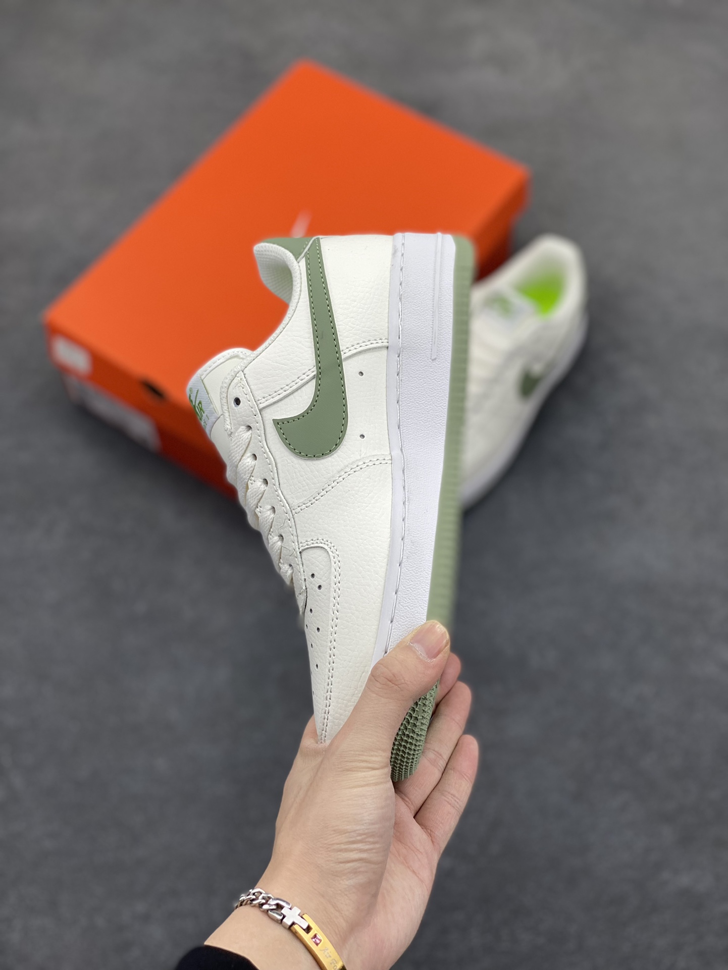 图片[3]-福利特价 Nike Air Force 1 Low 白绿 原楦头原纸板 打造纯正空军版型 专注外贸渠道 全掌内置蜂窝气垫 原盒配件 原厂中底钢印、拉帮完美 货号：DV3808-106 尺码：36 36.5 37.5 38 38.5 39 40 40.5 41 42 42.5 43 44 44.5 45-选品中心