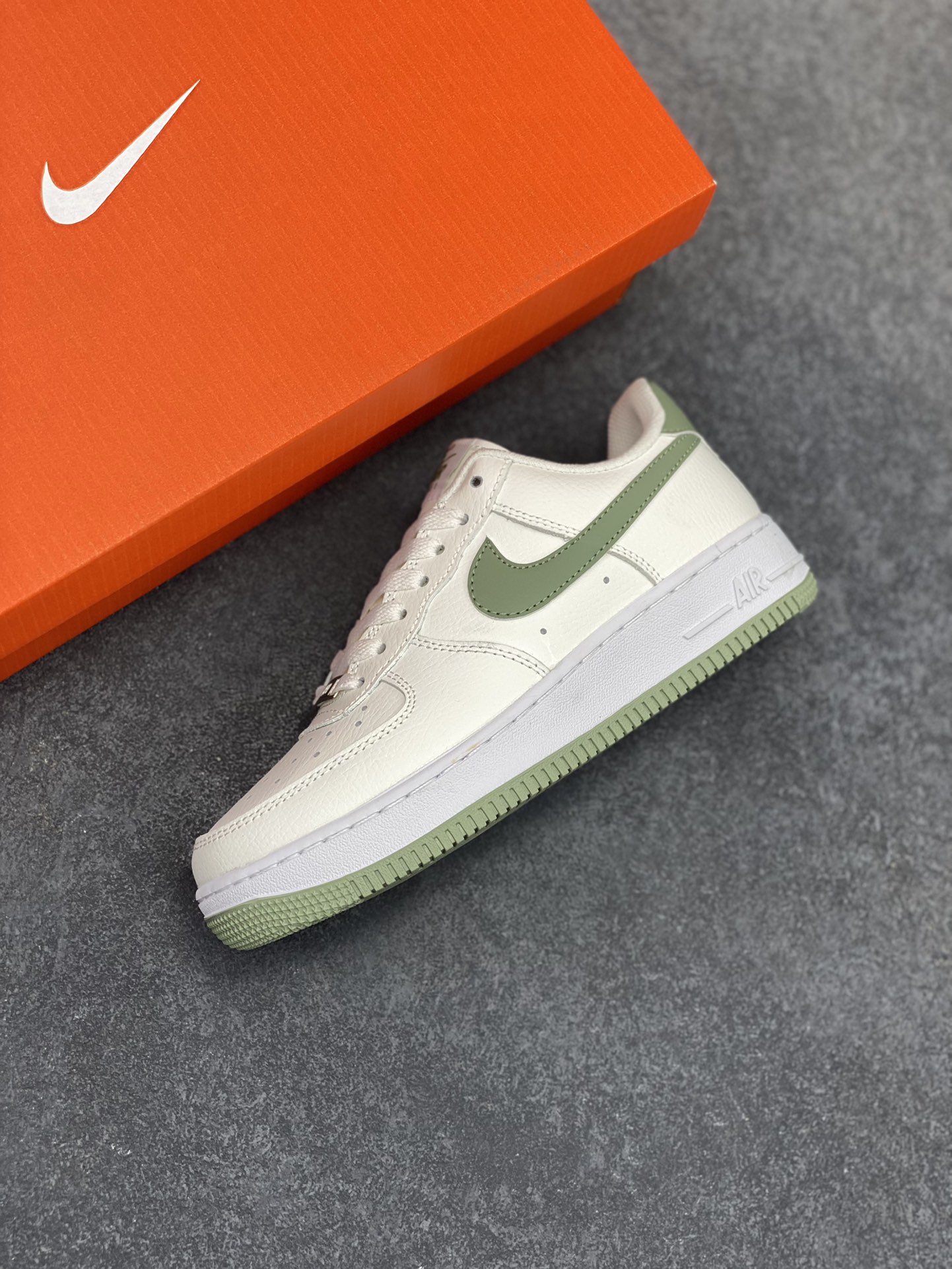 图片[7]-福利特价 Nike Air Force 1 Low 白绿 原楦头原纸板 打造纯正空军版型 专注外贸渠道 全掌内置蜂窝气垫 原盒配件 原厂中底钢印、拉帮完美 货号：DV3808-106 尺码：36 36.5 37.5 38 38.5 39 40 40.5 41 42 42.5 43 44 44.5 45-选品中心