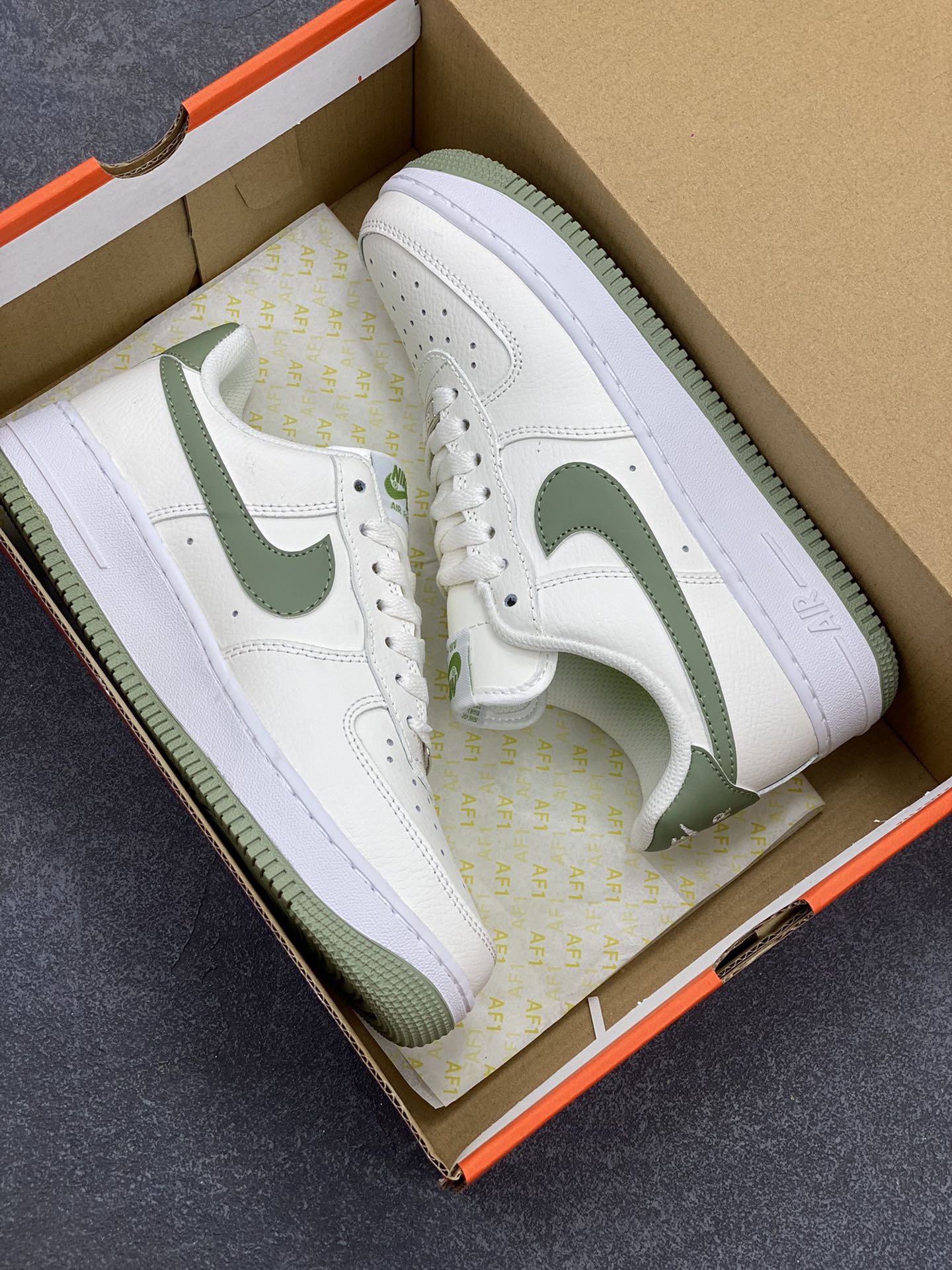 图片[9]-福利特价 Nike Air Force 1 Low 白绿 原楦头原纸板 打造纯正空军版型 专注外贸渠道 全掌内置蜂窝气垫 原盒配件 原厂中底钢印、拉帮完美 货号：DV3808-106 尺码：36 36.5 37.5 38 38.5 39 40 40.5 41 42 42.5 43 44 44.5 45-选品中心