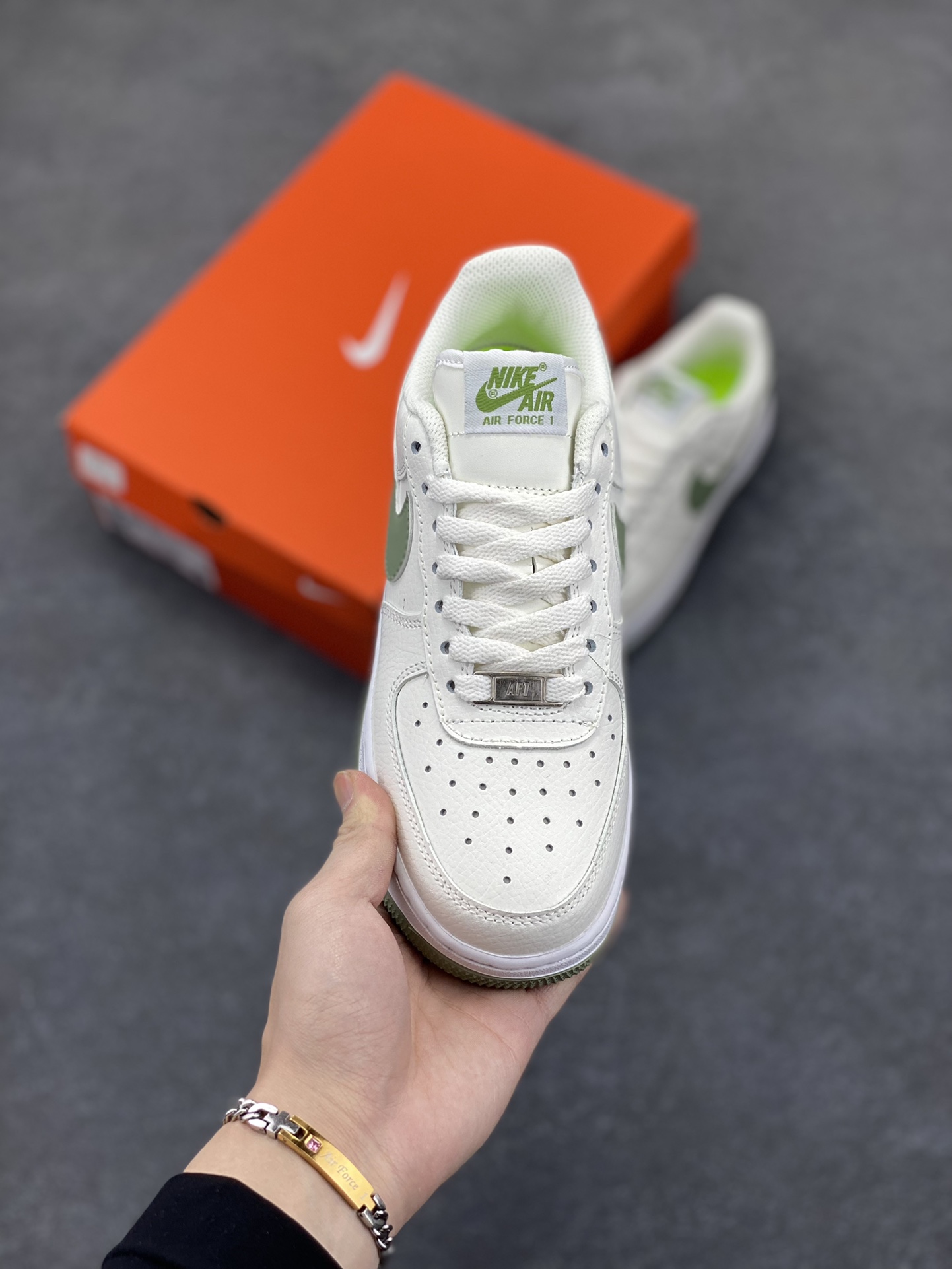 图片[2]-福利特价 Nike Air Force 1 Low 白绿 原楦头原纸板 打造纯正空军版型 专注外贸渠道 全掌内置蜂窝气垫 原盒配件 原厂中底钢印、拉帮完美 货号：DV3808-106 尺码：36 36.5 37.5 38 38.5 39 40 40.5 41 42 42.5 43 44 44.5 45-选品中心