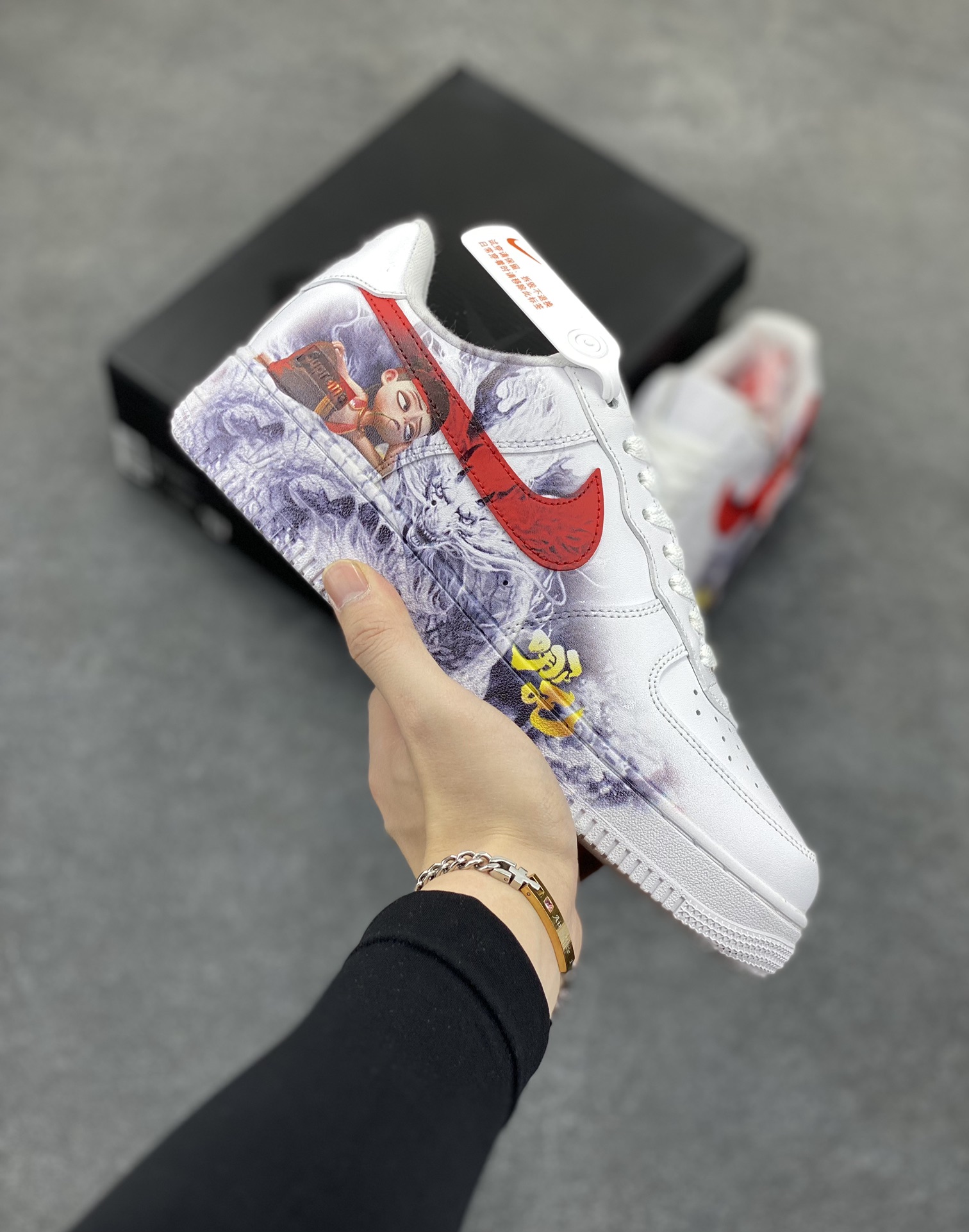 Air Force 1 Low 哪吒手绘涂鸦 原楦头原纸板 打造纯正空军版型 #专注外贸渠道 全掌内置蜂窝气垫 #原盒配件 原厂中底钢印、拉帮完美 货号:CU9225-101 尺码:36 36.5 37.5 38 38.5 39 40 40.5 41 42 42.5 43 44 44.5 45-选品中心