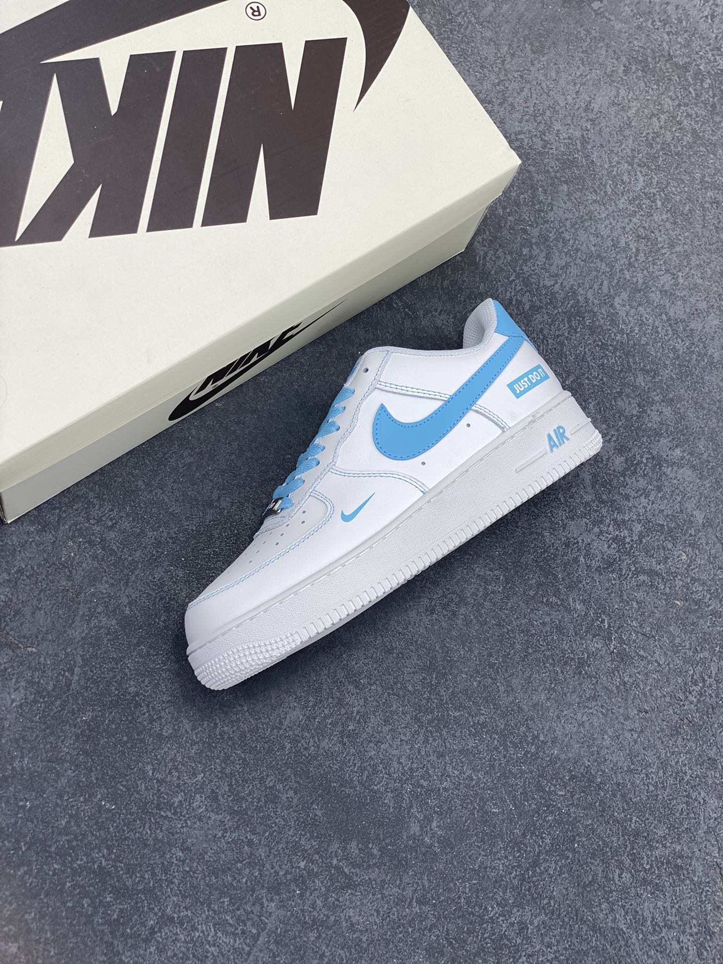 图片[7]-Nike Air Force 1 Low 空军一号低帮百搭休闲运动板鞋。柔软、弹性十足的缓震性能和出色的中底设计，横跨复古与现代的外型结合，造就出风靡全球三十多年的Force 1，直到今天还深受青睐。 货号：315122-115 尺码：36 36.5 37.5 38 38.5 39 40 40.5 41 42 42.5 43 44 44.5 45-选品中心