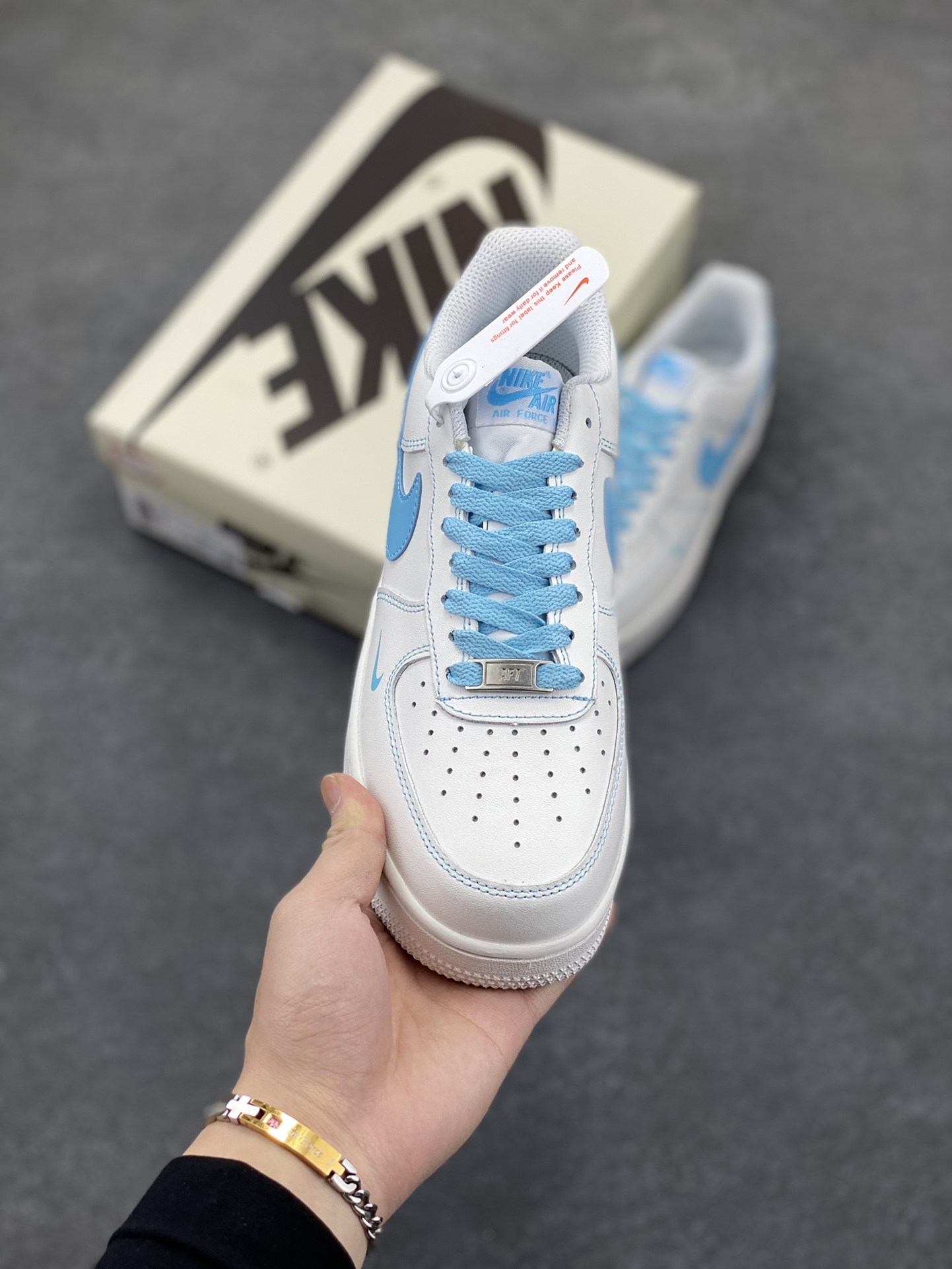 图片[2]-Nike Air Force 1 Low 空军一号低帮百搭休闲运动板鞋。柔软、弹性十足的缓震性能和出色的中底设计，横跨复古与现代的外型结合，造就出风靡全球三十多年的Force 1，直到今天还深受青睐。 货号：315122-115 尺码：36 36.5 37.5 38 38.5 39 40 40.5 41 42 42.5 43 44 44.5 45-选品中心