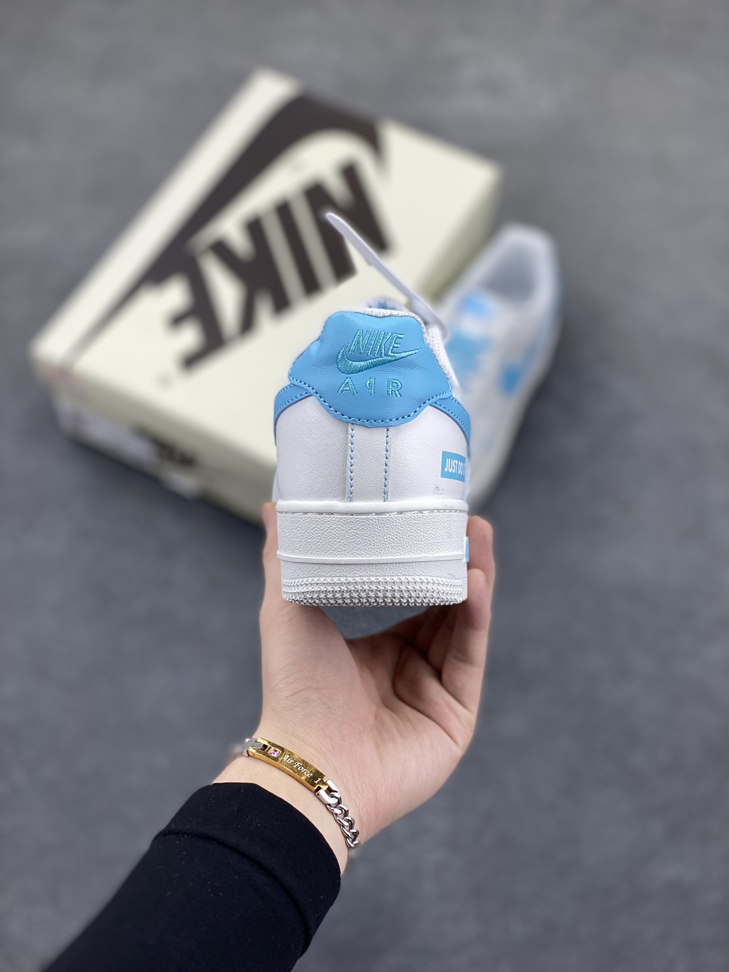 图片[4]-Nike Air Force 1 Low 空军一号低帮百搭休闲运动板鞋。柔软、弹性十足的缓震性能和出色的中底设计，横跨复古与现代的外型结合，造就出风靡全球三十多年的Force 1，直到今天还深受青睐。 货号：315122-115 尺码：36 36.5 37.5 38 38.5 39 40 40.5 41 42 42.5 43 44 44.5 45-选品中心
