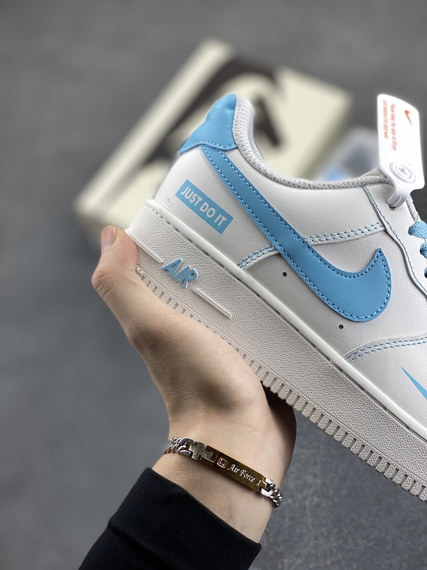 图片[6]-Nike Air Force 1 Low 空军一号低帮百搭休闲运动板鞋。柔软、弹性十足的缓震性能和出色的中底设计，横跨复古与现代的外型结合，造就出风靡全球三十多年的Force 1，直到今天还深受青睐。 货号：315122-115 尺码：36 36.5 37.5 38 38.5 39 40 40.5 41 42 42.5 43 44 44.5 45-选品中心