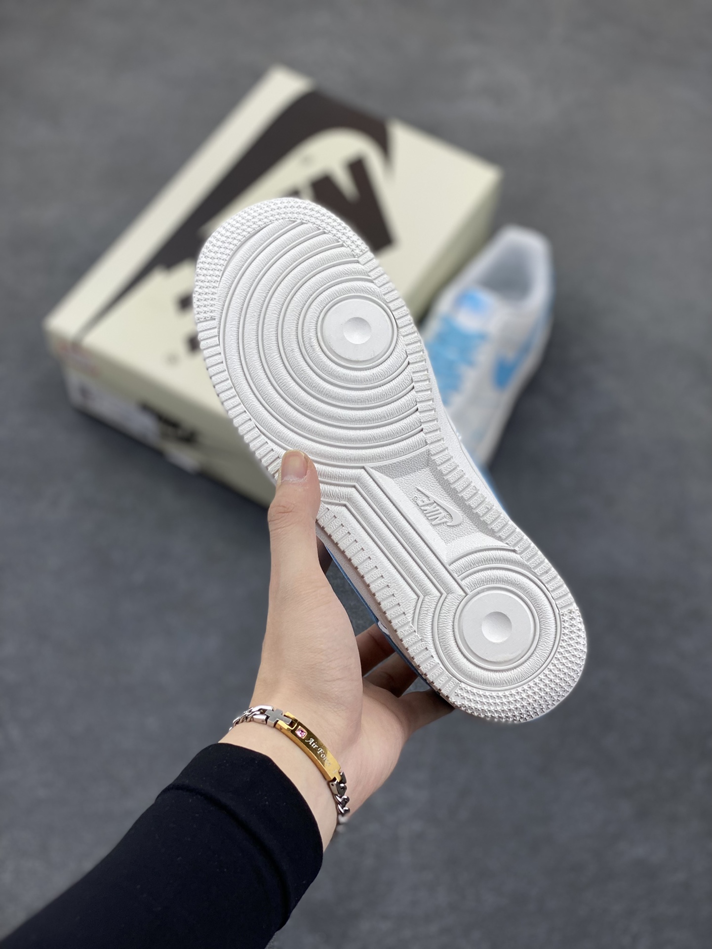 图片[5]-Nike Air Force 1 Low 空军一号低帮百搭休闲运动板鞋。柔软、弹性十足的缓震性能和出色的中底设计，横跨复古与现代的外型结合，造就出风靡全球三十多年的Force 1，直到今天还深受青睐。 货号：315122-115 尺码：36 36.5 37.5 38 38.5 39 40 40.5 41 42 42.5 43 44 44.5 45-选品中心