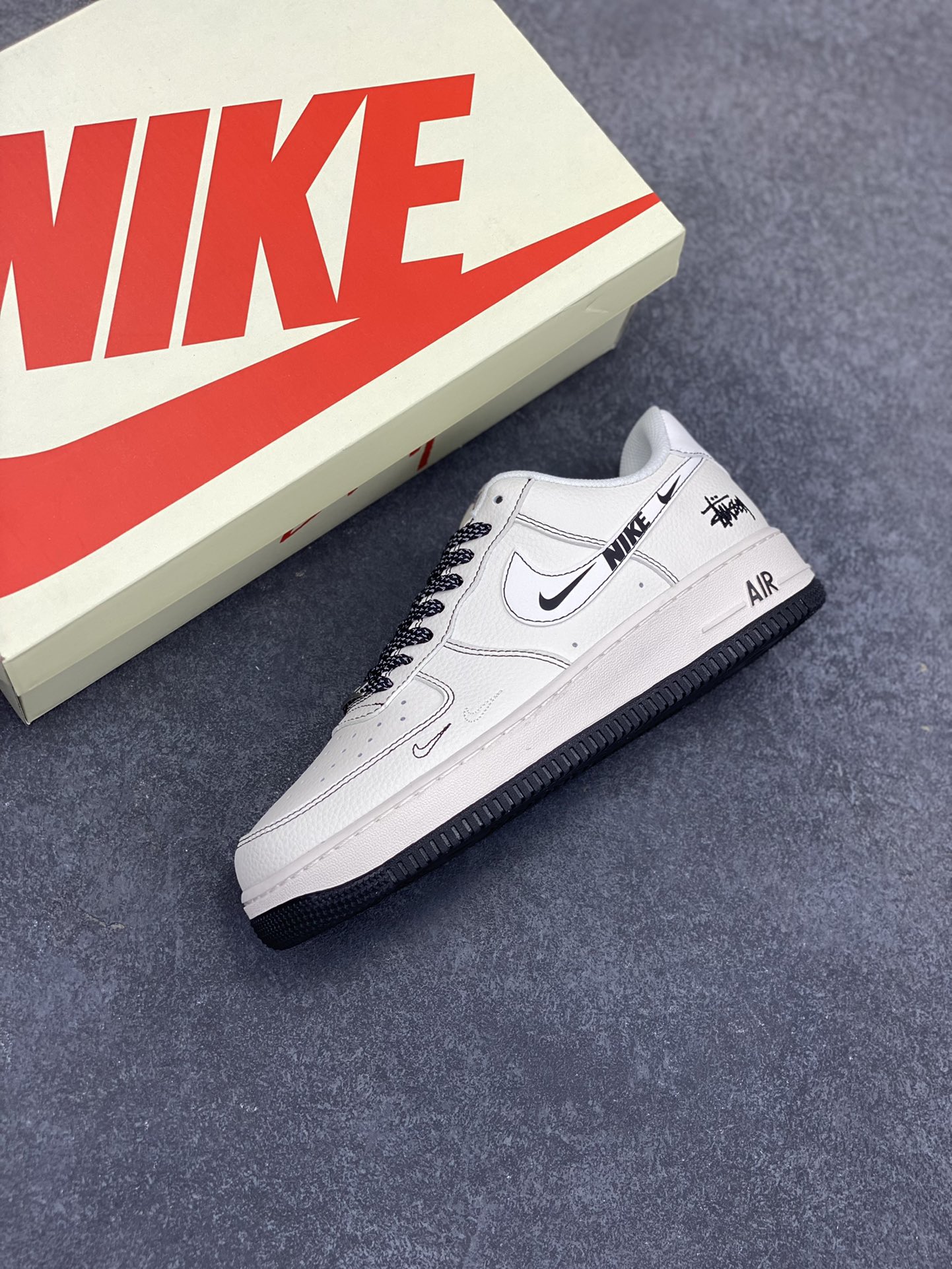 图片[7]-NIke Air Force 1 \’07 Low “斯图西联名——黑线NIKE勾”空军一号 低帮 运动鞋 休闲鞋 折边针车 工艺难度大 原楦头原纸板 原装鞋盒 定制五金配件 内置全掌气垫 原厂鞋底 货号：HH7518-062 尺码：36 36.5 37.5 38 38.5 39 40 40.5 41 42 42.5 43 44 44.5 45-选品中心