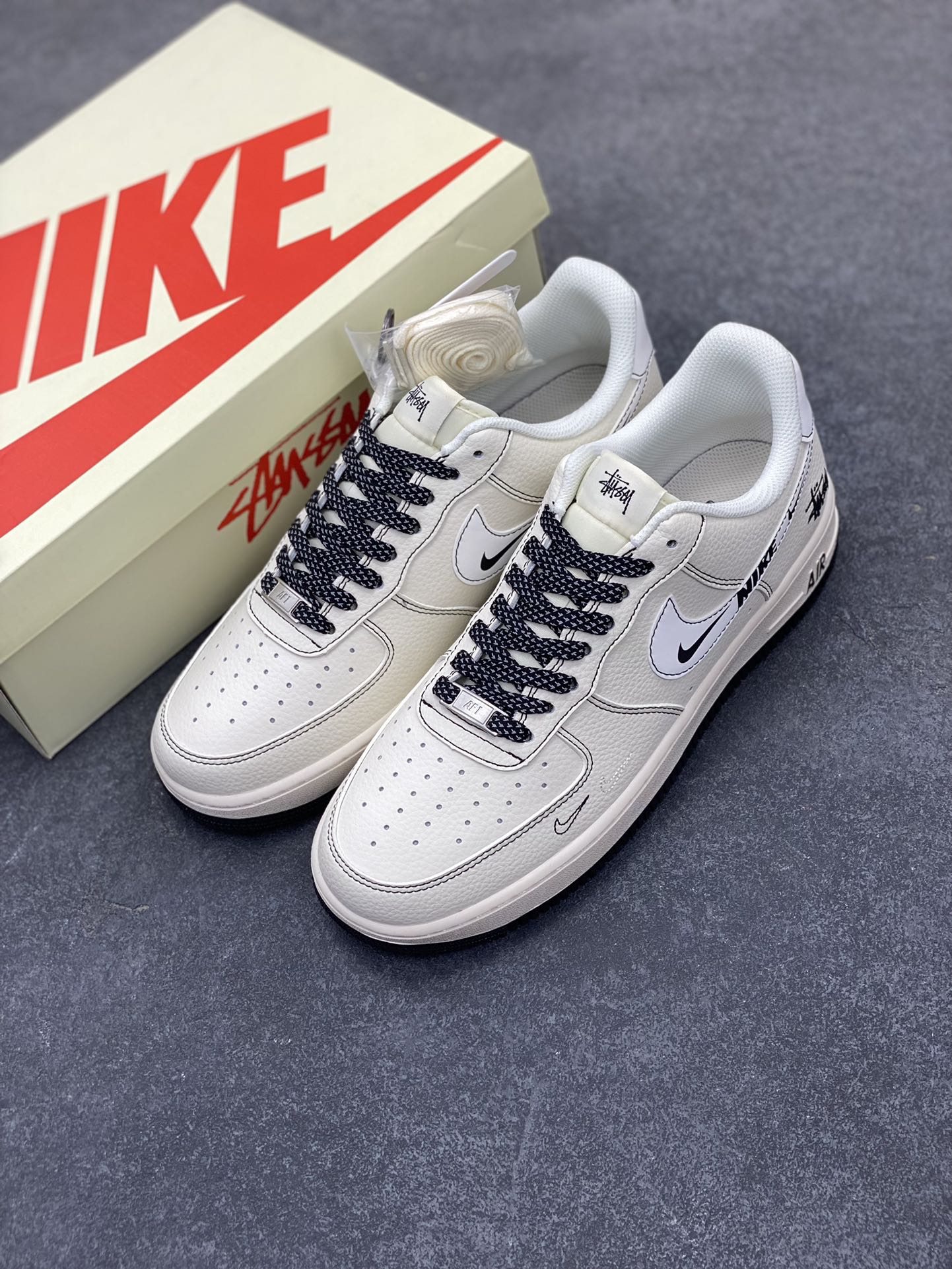 图片[8]-NIke Air Force 1 \’07 Low “斯图西联名——黑线NIKE勾”空军一号 低帮 运动鞋 休闲鞋 折边针车 工艺难度大 原楦头原纸板 原装鞋盒 定制五金配件 内置全掌气垫 原厂鞋底 货号：HH7518-062 尺码：36 36.5 37.5 38 38.5 39 40 40.5 41 42 42.5 43 44 44.5 45-选品中心