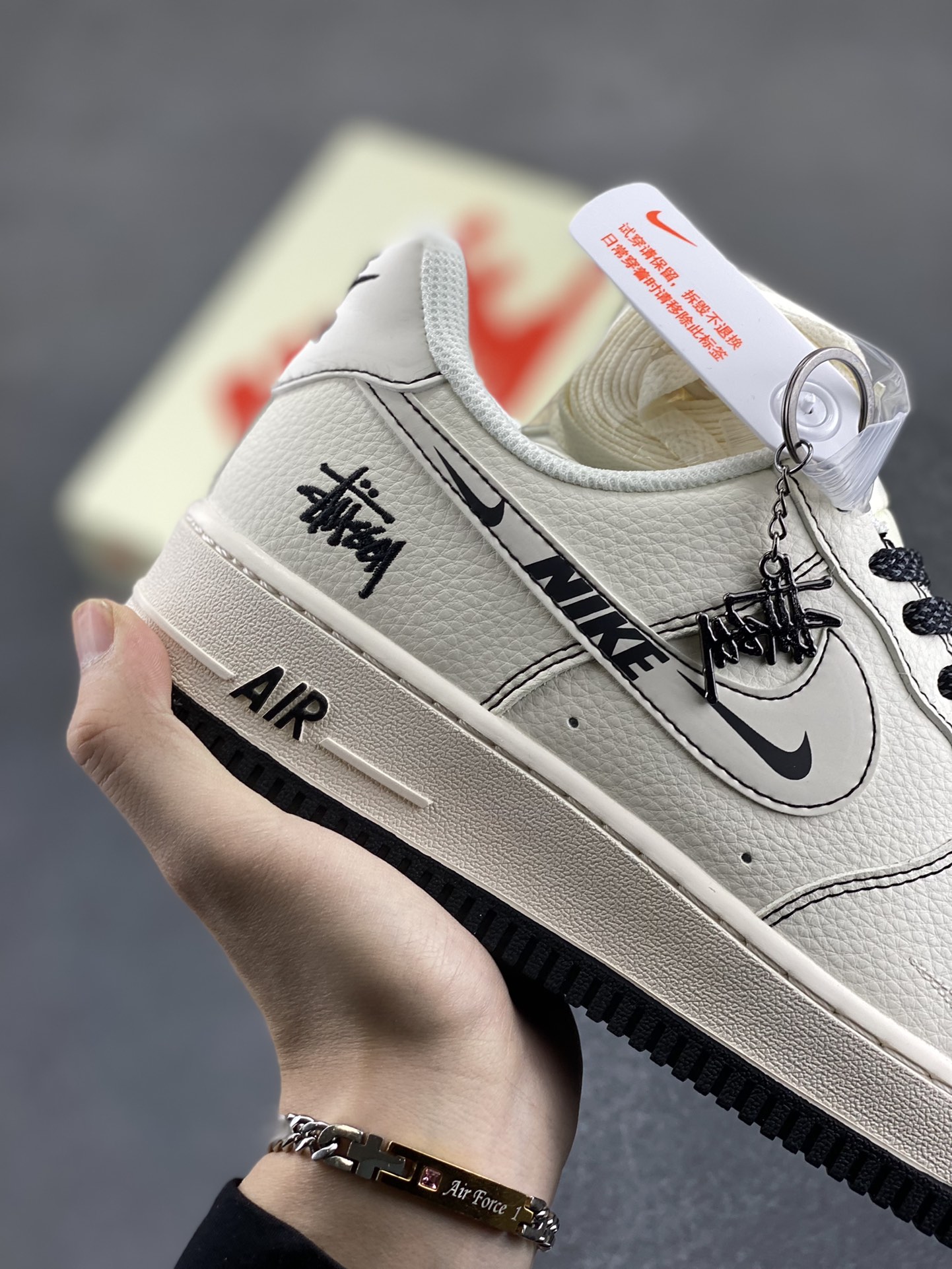 图片[6]-NIke Air Force 1 \’07 Low “斯图西联名——黑线NIKE勾”空军一号 低帮 运动鞋 休闲鞋 折边针车 工艺难度大 原楦头原纸板 原装鞋盒 定制五金配件 内置全掌气垫 原厂鞋底 货号：HH7518-062 尺码：36 36.5 37.5 38 38.5 39 40 40.5 41 42 42.5 43 44 44.5 45-选品中心