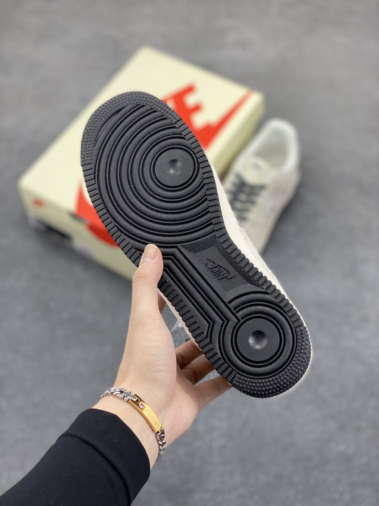 图片[5]-NIke Air Force 1 \’07 Low “斯图西联名——黑线NIKE勾”空军一号 低帮 运动鞋 休闲鞋 折边针车 工艺难度大 原楦头原纸板 原装鞋盒 定制五金配件 内置全掌气垫 原厂鞋底 货号：HH7518-062 尺码：36 36.5 37.5 38 38.5 39 40 40.5 41 42 42.5 43 44 44.5 45-选品中心