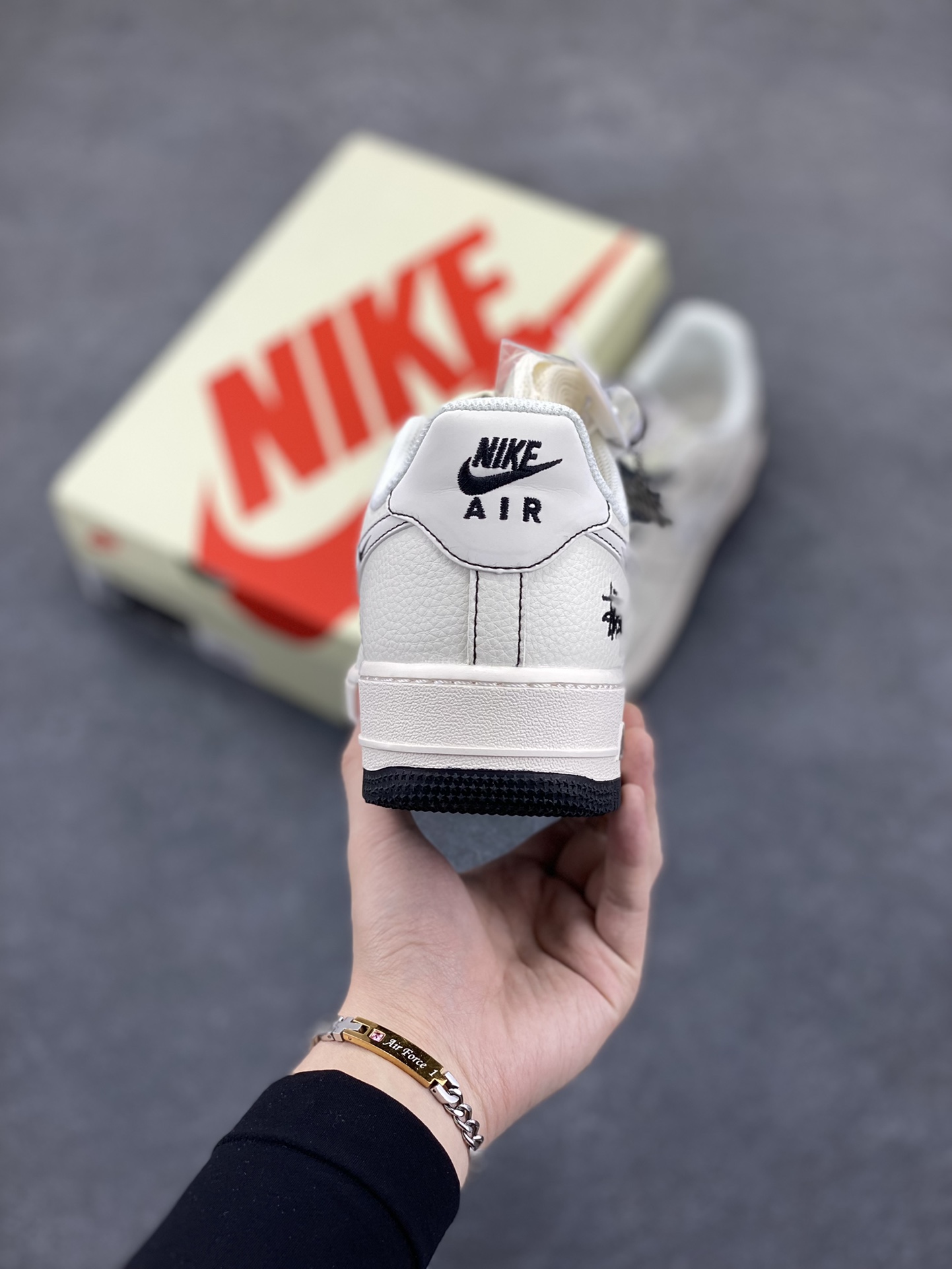 图片[4]-NIke Air Force 1 \’07 Low “斯图西联名——黑线NIKE勾”空军一号 低帮 运动鞋 休闲鞋 折边针车 工艺难度大 原楦头原纸板 原装鞋盒 定制五金配件 内置全掌气垫 原厂鞋底 货号：HH7518-062 尺码：36 36.5 37.5 38 38.5 39 40 40.5 41 42 42.5 43 44 44.5 45-选品中心