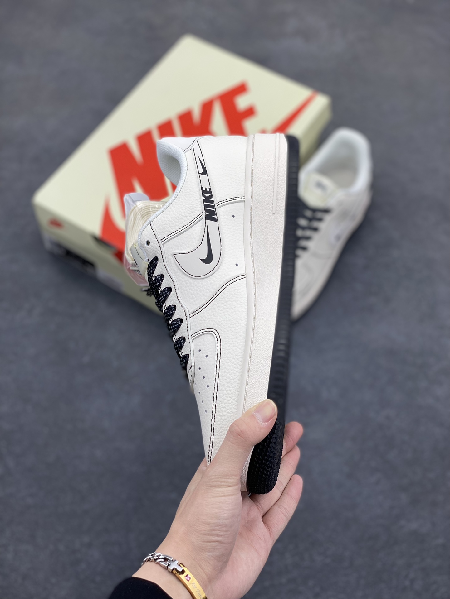 图片[3]-NIke Air Force 1 \’07 Low “斯图西联名——黑线NIKE勾”空军一号 低帮 运动鞋 休闲鞋 折边针车 工艺难度大 原楦头原纸板 原装鞋盒 定制五金配件 内置全掌气垫 原厂鞋底 货号：HH7518-062 尺码：36 36.5 37.5 38 38.5 39 40 40.5 41 42 42.5 43 44 44.5 45-选品中心