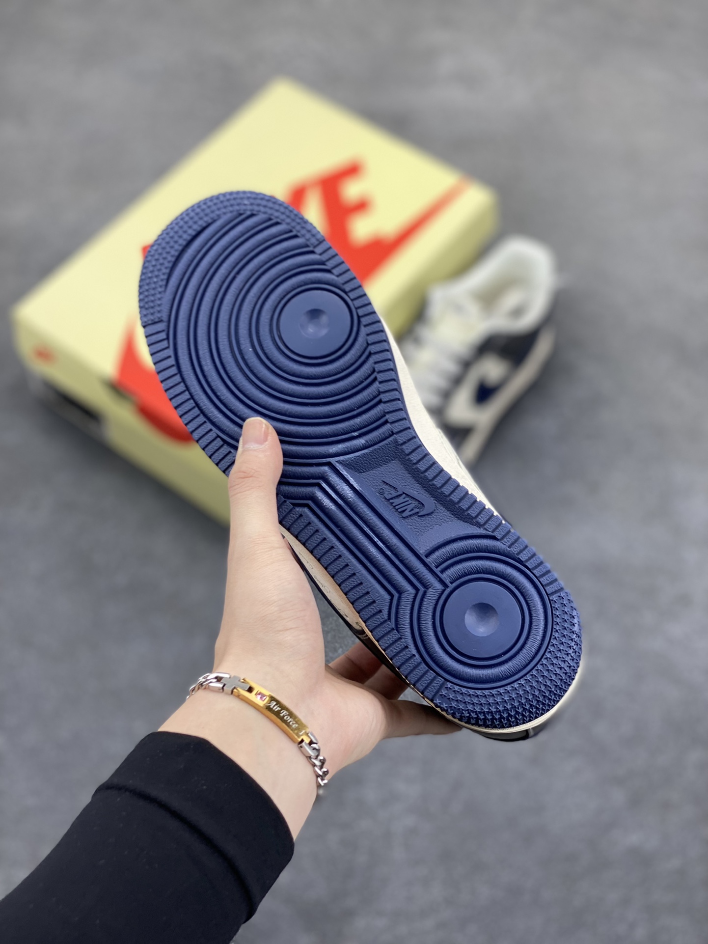 图片[5]-NIke Air Force 1 \’07 Low “斯图西联名——深蓝灰英文”空军一号 低帮 运动鞋 休闲鞋 折边针车 工艺难度大 原楦头原纸板 原装鞋盒 定制五金配件 内置全掌气垫 原厂鞋底 货号：XS1958-519 尺码：36 36.5 37.5 38 38.5 39 40 40.5 41 42 42.5 43 44 44.5 45-选品中心