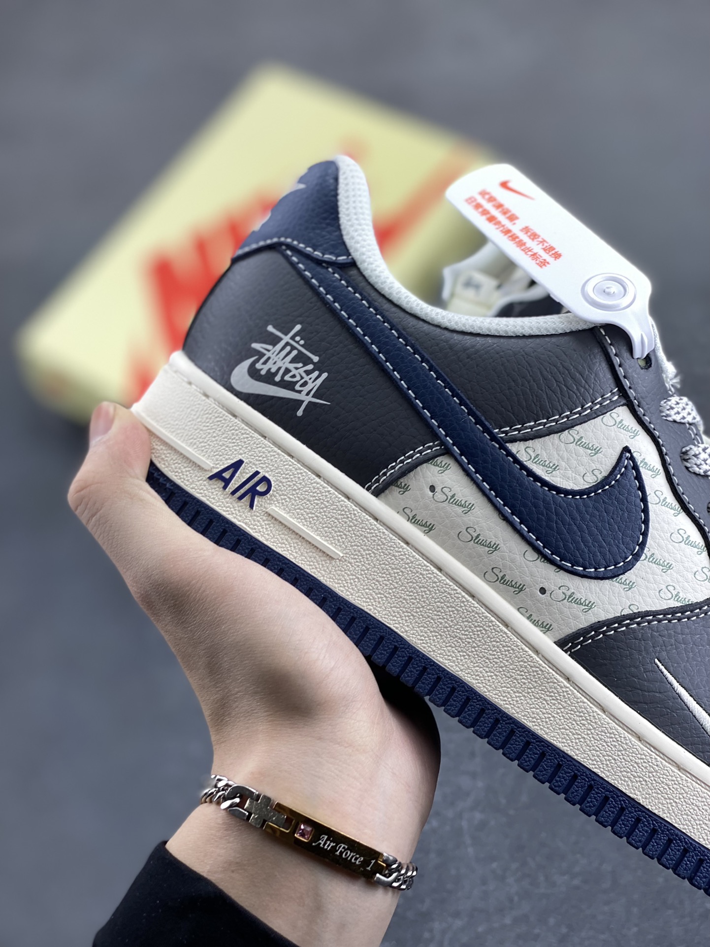 图片[6]-NIke Air Force 1 \’07 Low “斯图西联名——深蓝灰英文”空军一号 低帮 运动鞋 休闲鞋 折边针车 工艺难度大 原楦头原纸板 原装鞋盒 定制五金配件 内置全掌气垫 原厂鞋底 货号：XS1958-519 尺码：36 36.5 37.5 38 38.5 39 40 40.5 41 42 42.5 43 44 44.5 45-选品中心