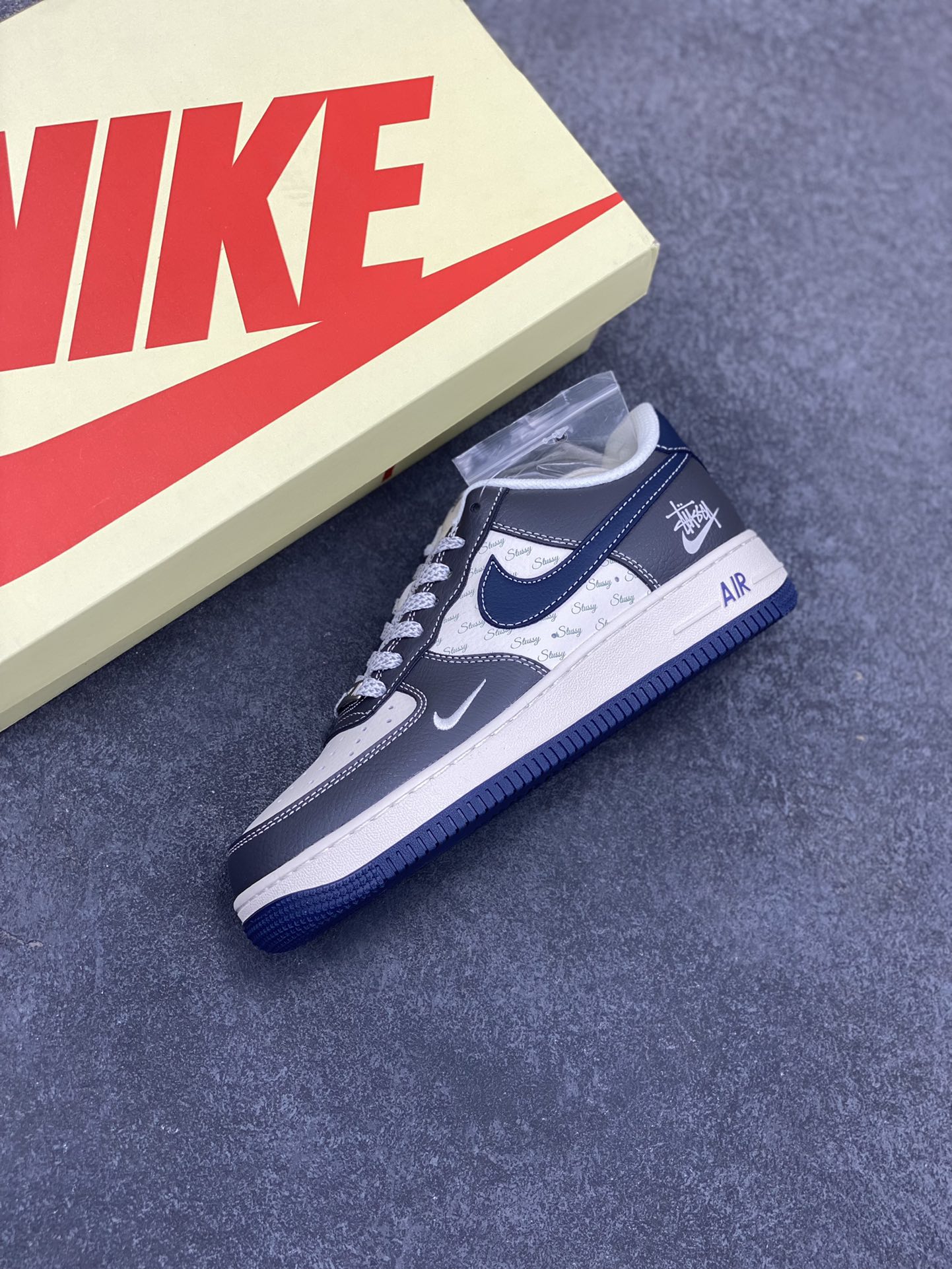 图片[7]-NIke Air Force 1 \’07 Low “斯图西联名——深蓝灰英文”空军一号 低帮 运动鞋 休闲鞋 折边针车 工艺难度大 原楦头原纸板 原装鞋盒 定制五金配件 内置全掌气垫 原厂鞋底 货号：XS1958-519 尺码：36 36.5 37.5 38 38.5 39 40 40.5 41 42 42.5 43 44 44.5 45-选品中心