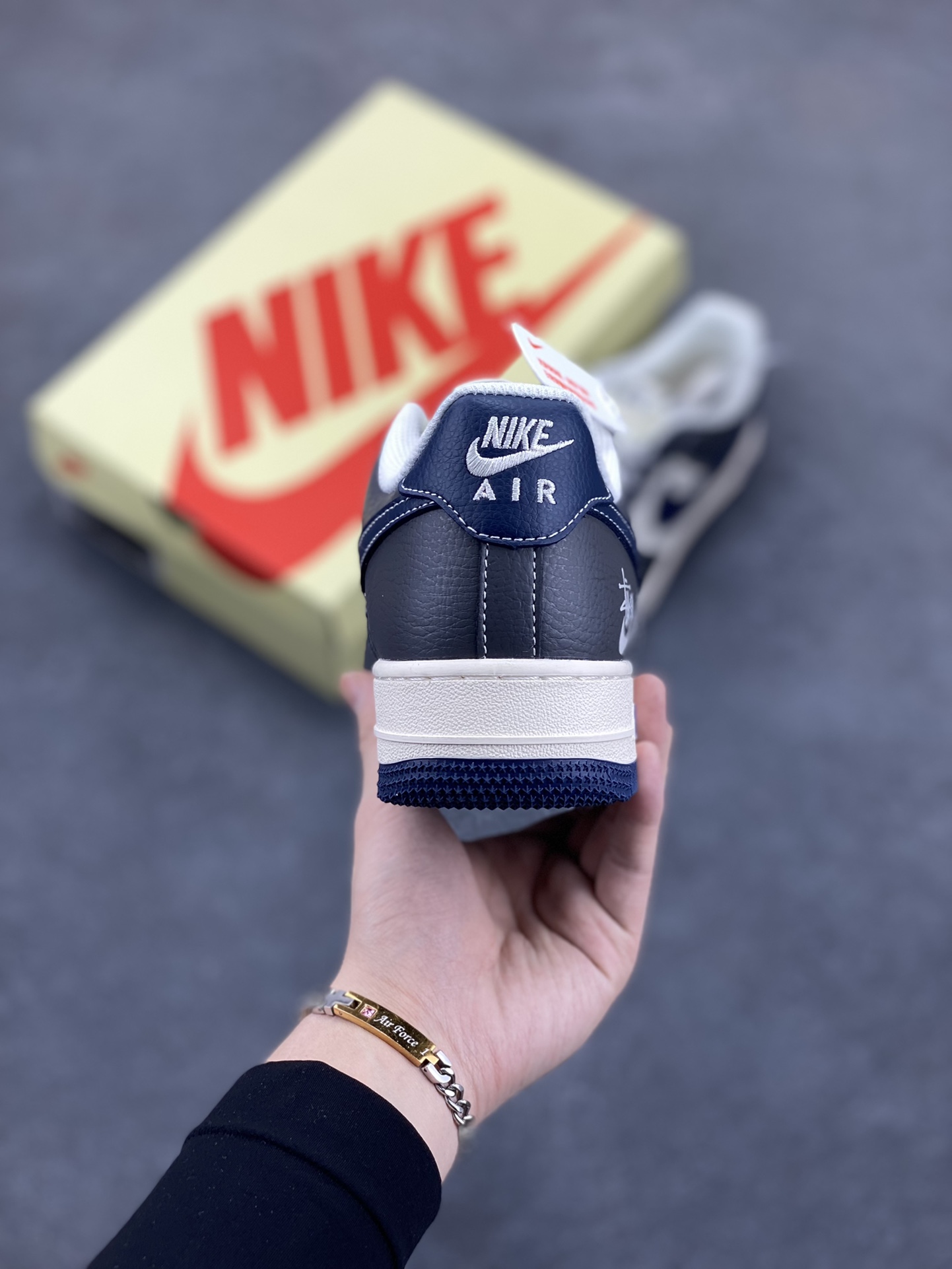 图片[4]-NIke Air Force 1 \’07 Low “斯图西联名——深蓝灰英文”空军一号 低帮 运动鞋 休闲鞋 折边针车 工艺难度大 原楦头原纸板 原装鞋盒 定制五金配件 内置全掌气垫 原厂鞋底 货号：XS1958-519 尺码：36 36.5 37.5 38 38.5 39 40 40.5 41 42 42.5 43 44 44.5 45-选品中心