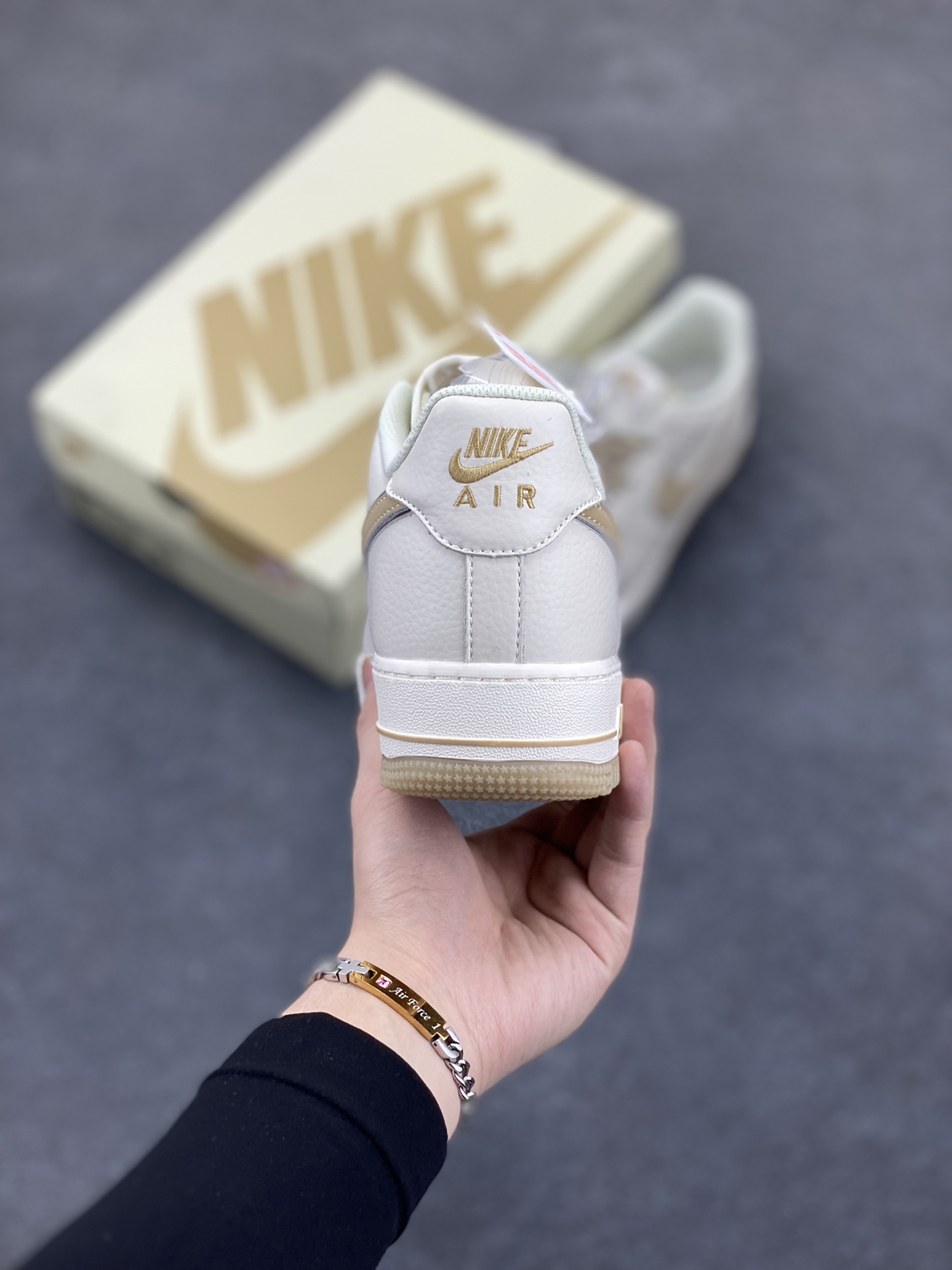 图片[4]-Nike Air Force 1 Low 米金双色底 满天星空军一号低帮休闲板鞋 3M反光 水晶大底 定制鞋盒 原楦头原纸板 纯正空军版型 内置全掌气垫 货号：JJ0253-007 尺码：36 36.5 37.5 38 38.5 39 40 40.5 41 42 42.5 43 44 44.5 45-选品中心