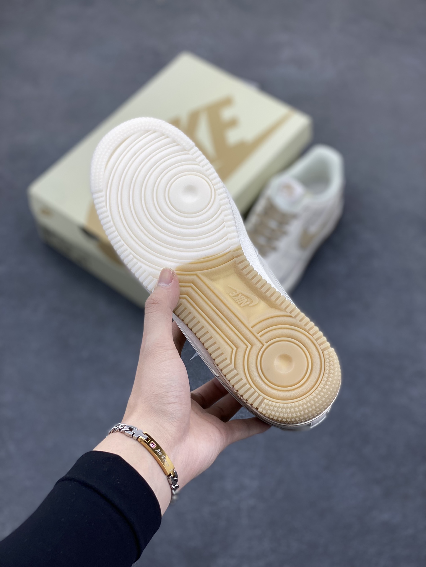 图片[5]-Nike Air Force 1 Low 米金双色底 满天星空军一号低帮休闲板鞋 3M反光 水晶大底 定制鞋盒 原楦头原纸板 纯正空军版型 内置全掌气垫 货号：JJ0253-007 尺码：36 36.5 37.5 38 38.5 39 40 40.5 41 42 42.5 43 44 44.5 45-选品中心