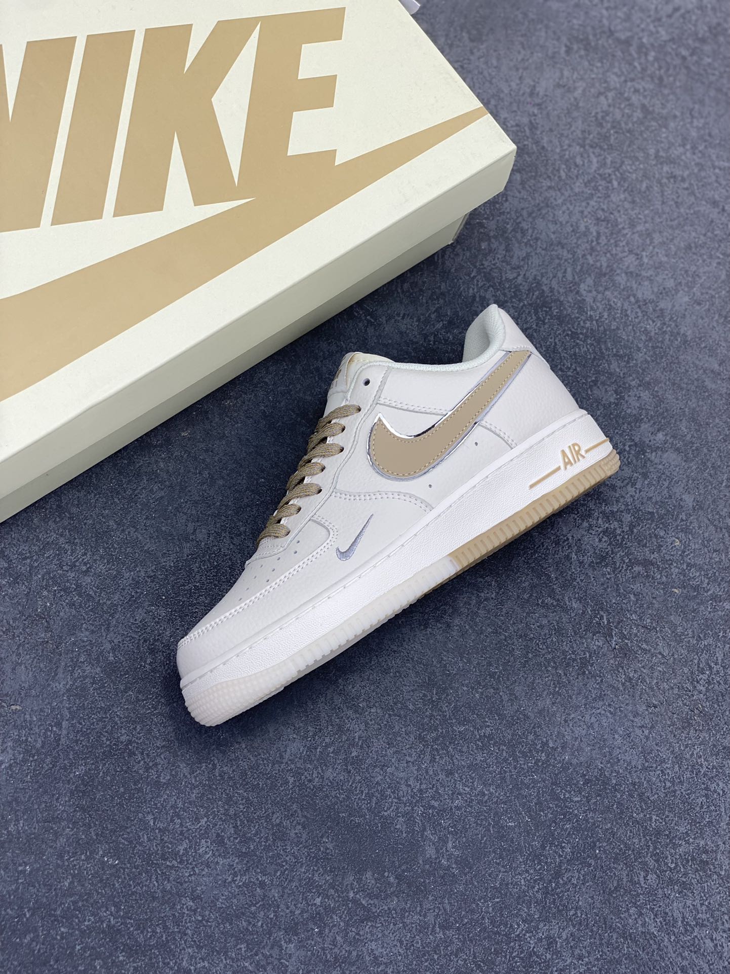 图片[7]-Nike Air Force 1 Low 米金双色底 满天星空军一号低帮休闲板鞋 3M反光 水晶大底 定制鞋盒 原楦头原纸板 纯正空军版型 内置全掌气垫 货号：JJ0253-007 尺码：36 36.5 37.5 38 38.5 39 40 40.5 41 42 42.5 43 44 44.5 45-选品中心